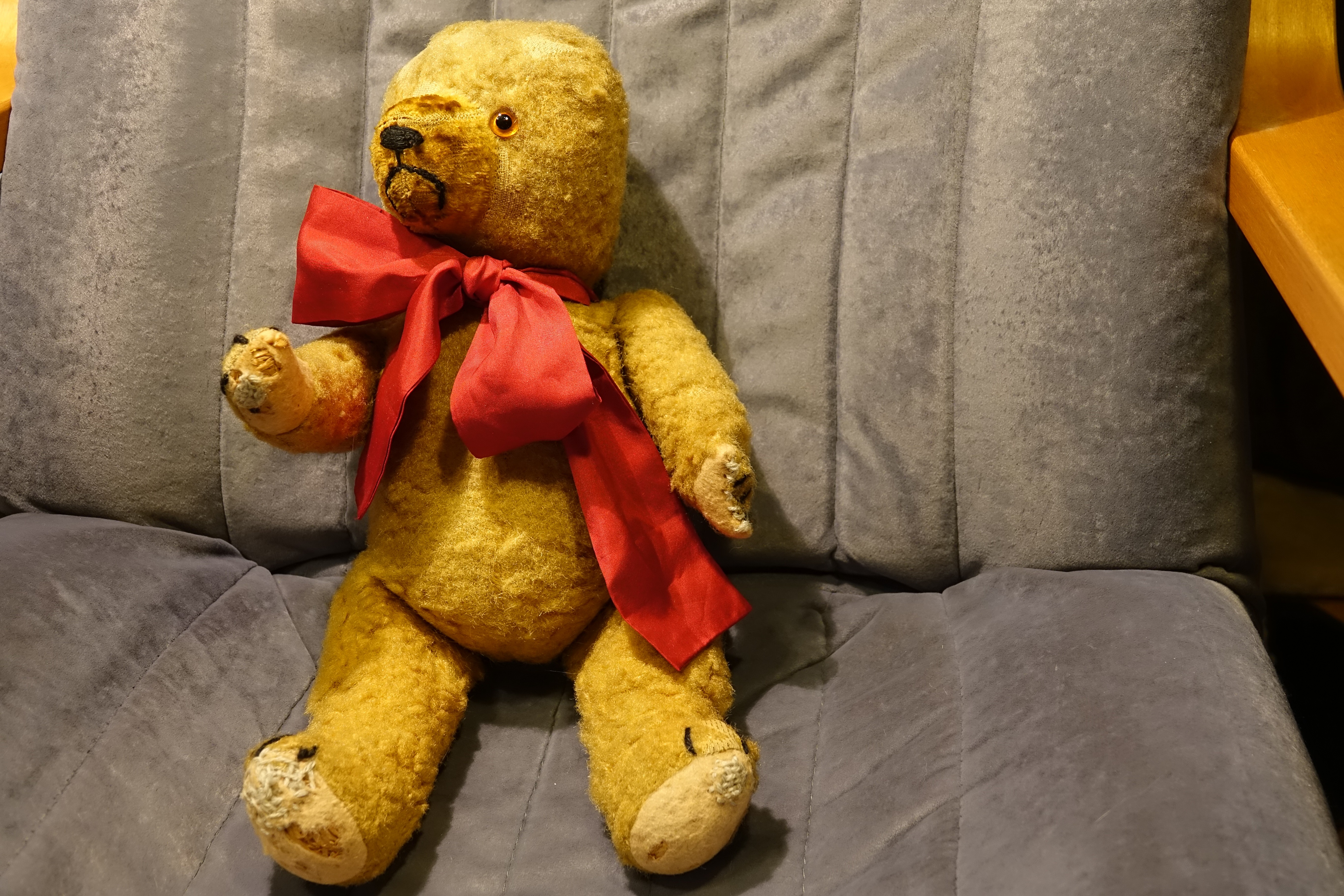 "Tämä elämää nähnyt nalle on minulle tärkeä. Korvat ovat lähteneet pois ja jalkapohjat ovat niin kuluneet, että niitä on parsittu. Ennen kun nallea liikutti, se piti pientä murinaa. Nyt se ei enää sitä tee, katselee vain meripihkan värisillä silmillään lempeästi. Aina kun nallea katselen, tulee lapsuusaika mieleen iloineen ja murheineen." – Vilma