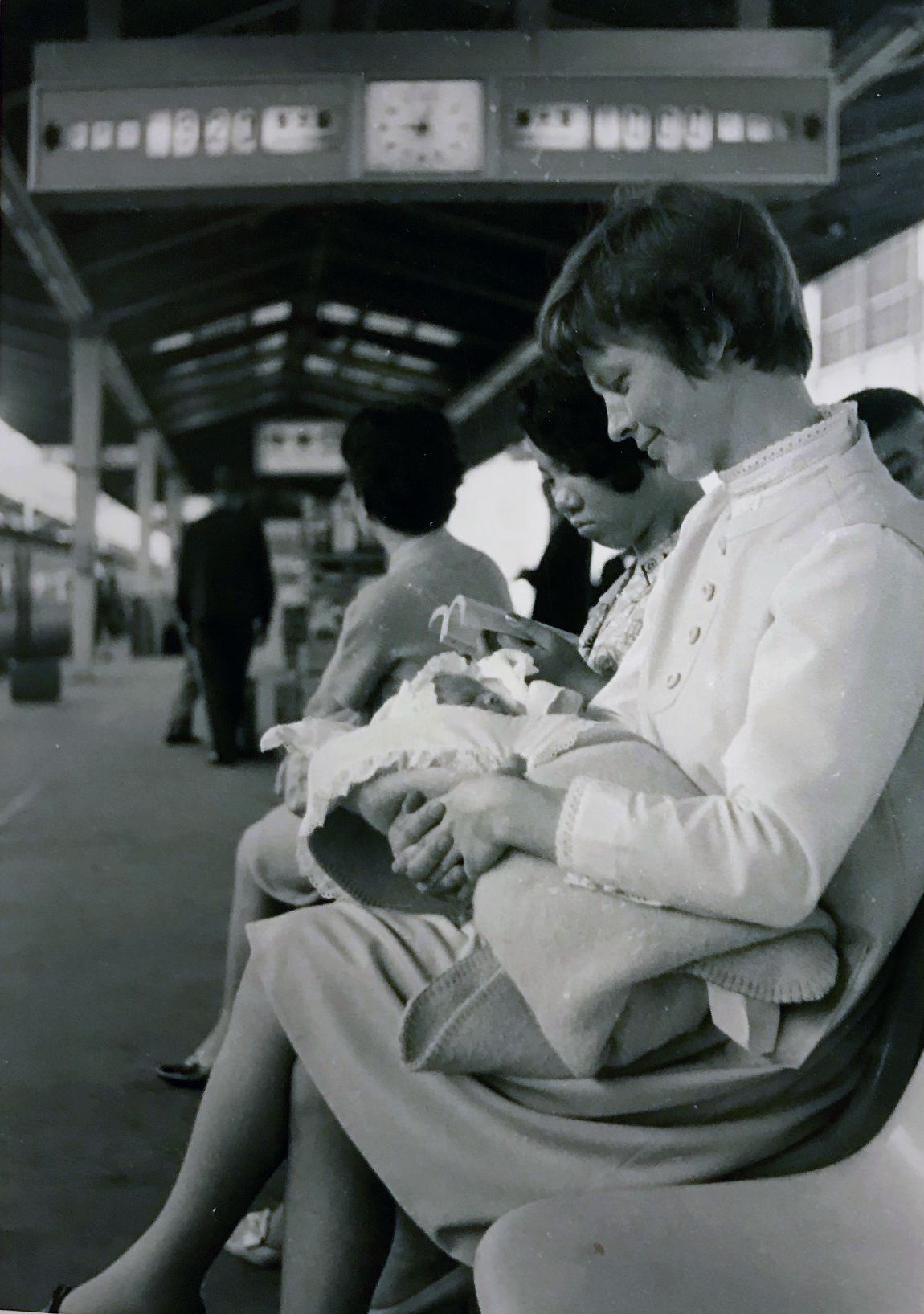 Ritva ja Juho-vauva Tokion asemalla 24.6.1969.