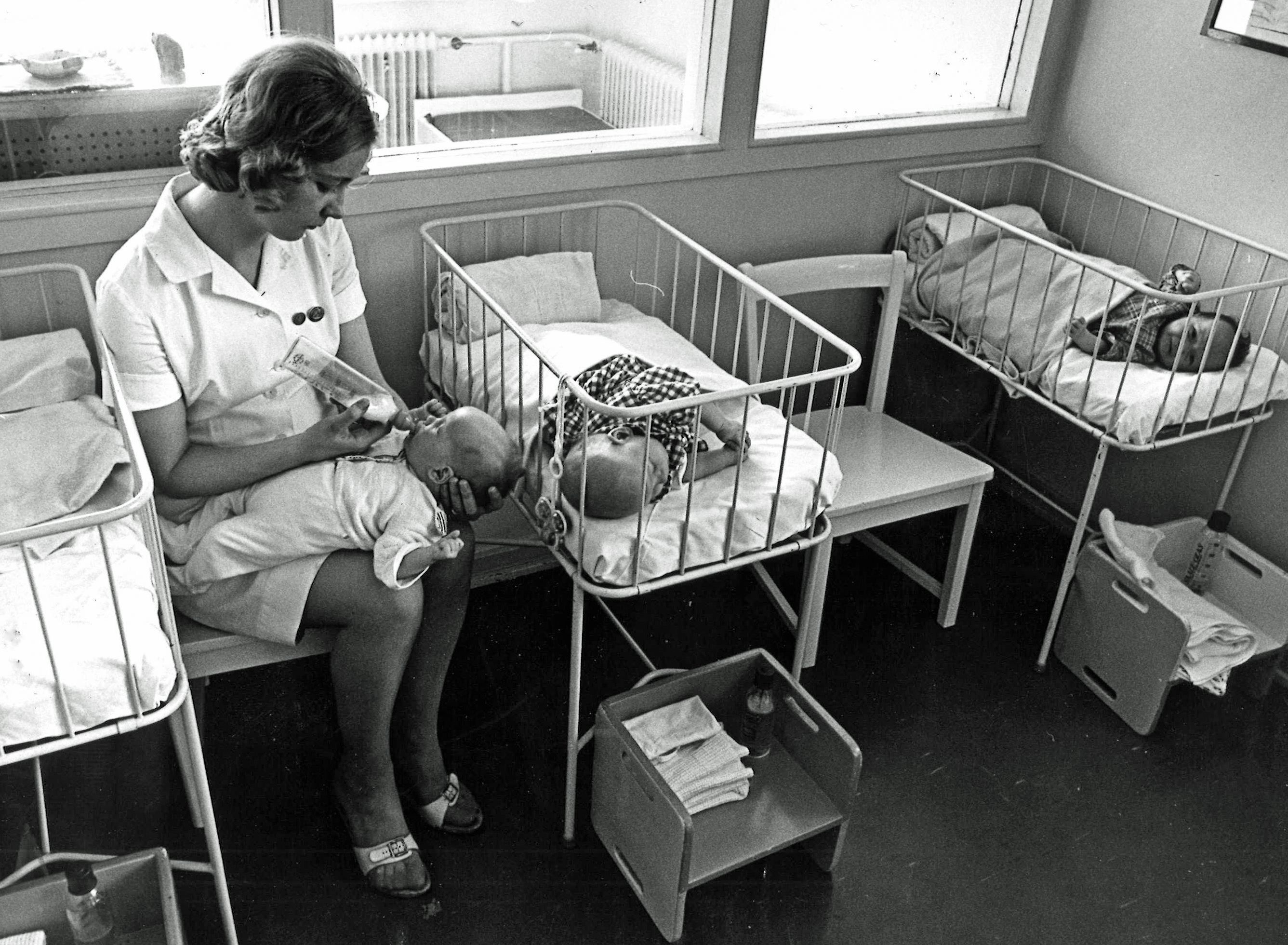 Vauvoja syntyi myös hiukan ankeampiin oloihin. Näin pieniä ruokittiin Hämeenlinnan naisvankilan vauvaosastolla 1967. Kuva: Esko Sala
