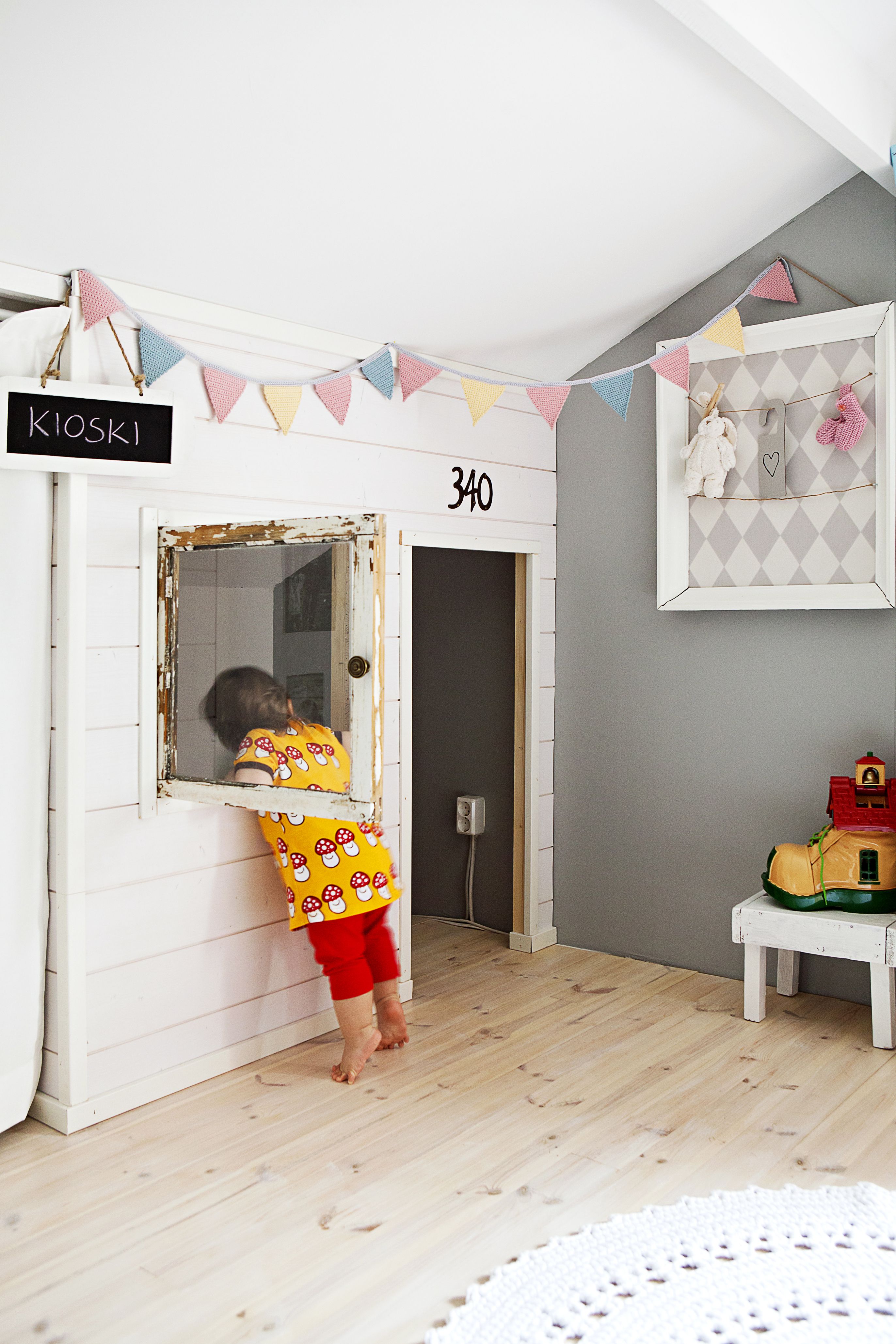 Katonlappeen alle jäävä vinokattoinen tila on hyödynnetty hauskasti: Toni teki Joseliinalle leikkimökin vanhan ikkunan ympärille. Suvi askarteli taulun vanhoista kehyksistä, tapetista ja Joseliinan vauva-ajan muistoista.