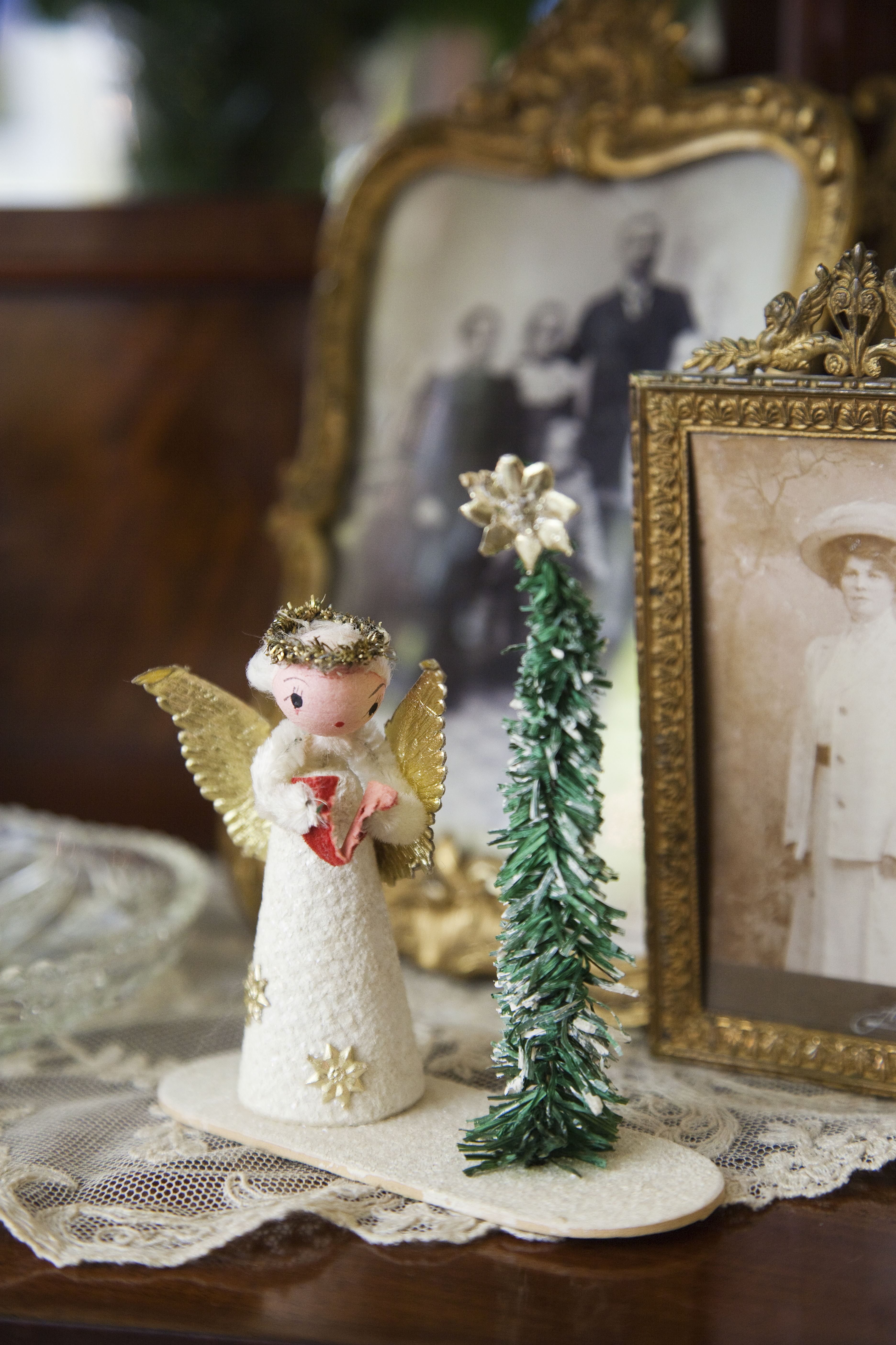 Mikon lapsuuden joulupuussa oli samanlainen enkeli. ”Vuosien aikana siltä katosivat hiukset, siivet ja pää. Lopulta jäljellä oli pelkkä mekko, mutta silti se oli rakkain.”