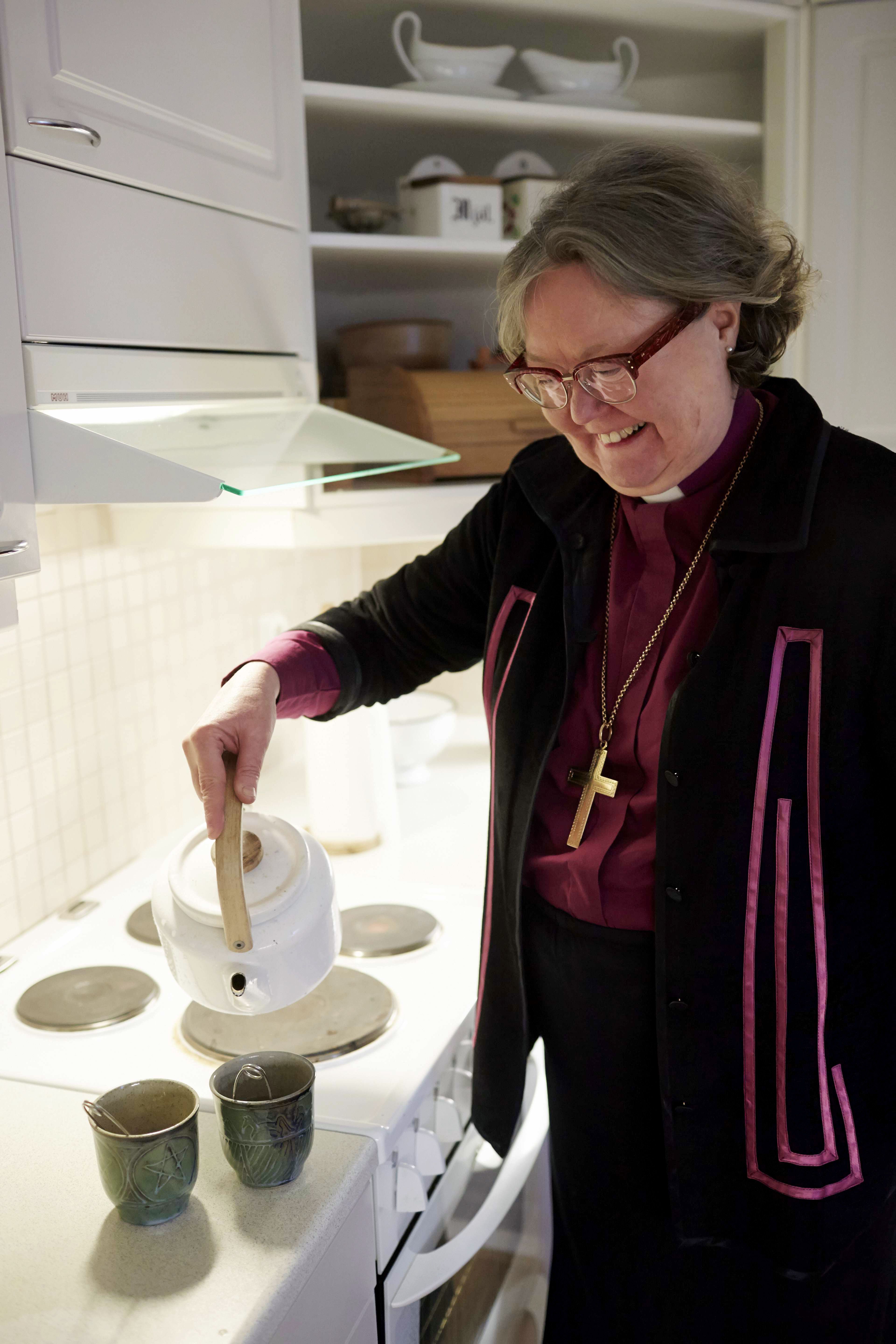 "Yksikin turvallinen aikuinen voi pelastaa lapsen, joka on arka ja särkynyt. Minulle tärkeä oli kirjastotäti Elli", Irja Askola sanoo.