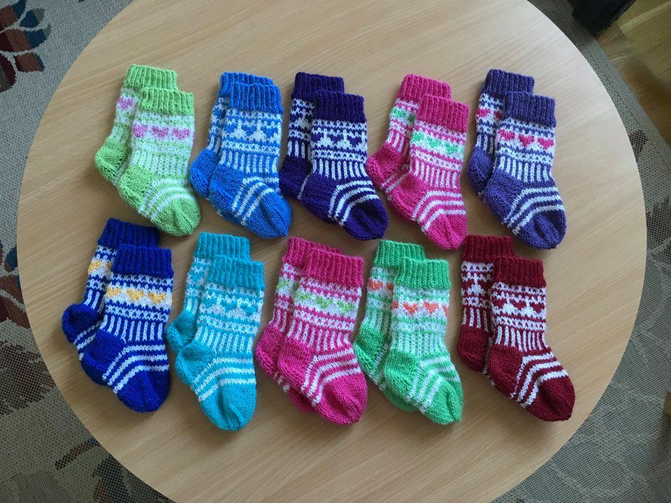 Paula Väätti neuloi JonSukkia TAYS:siin vastasyntyneille. ”Näihin jää väkisellä koukkuun! Ovat joutuisat kutoa.”