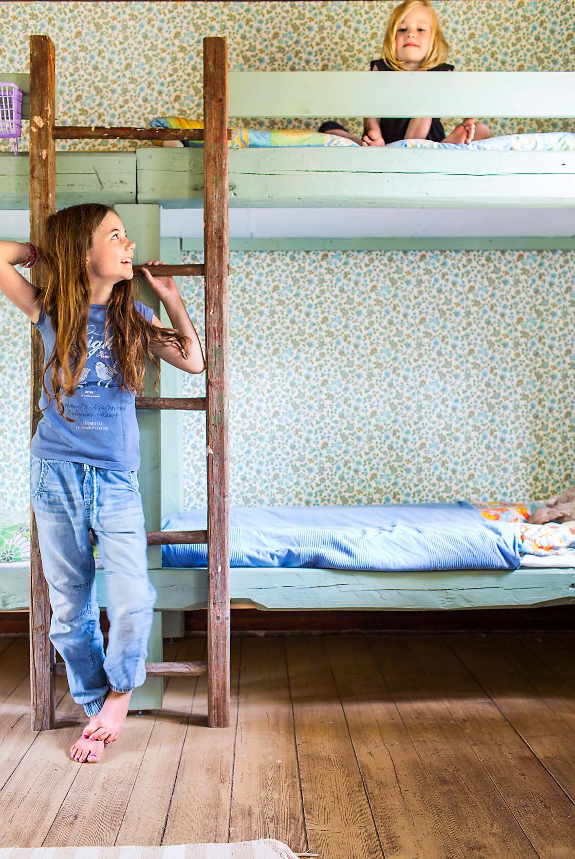 Cay rakensi seinänmittaisen sängyn, johon kaikki tytöt sopivat. Vanha paperitapetti on artjärveläisestä antiikkiliikkeestä.