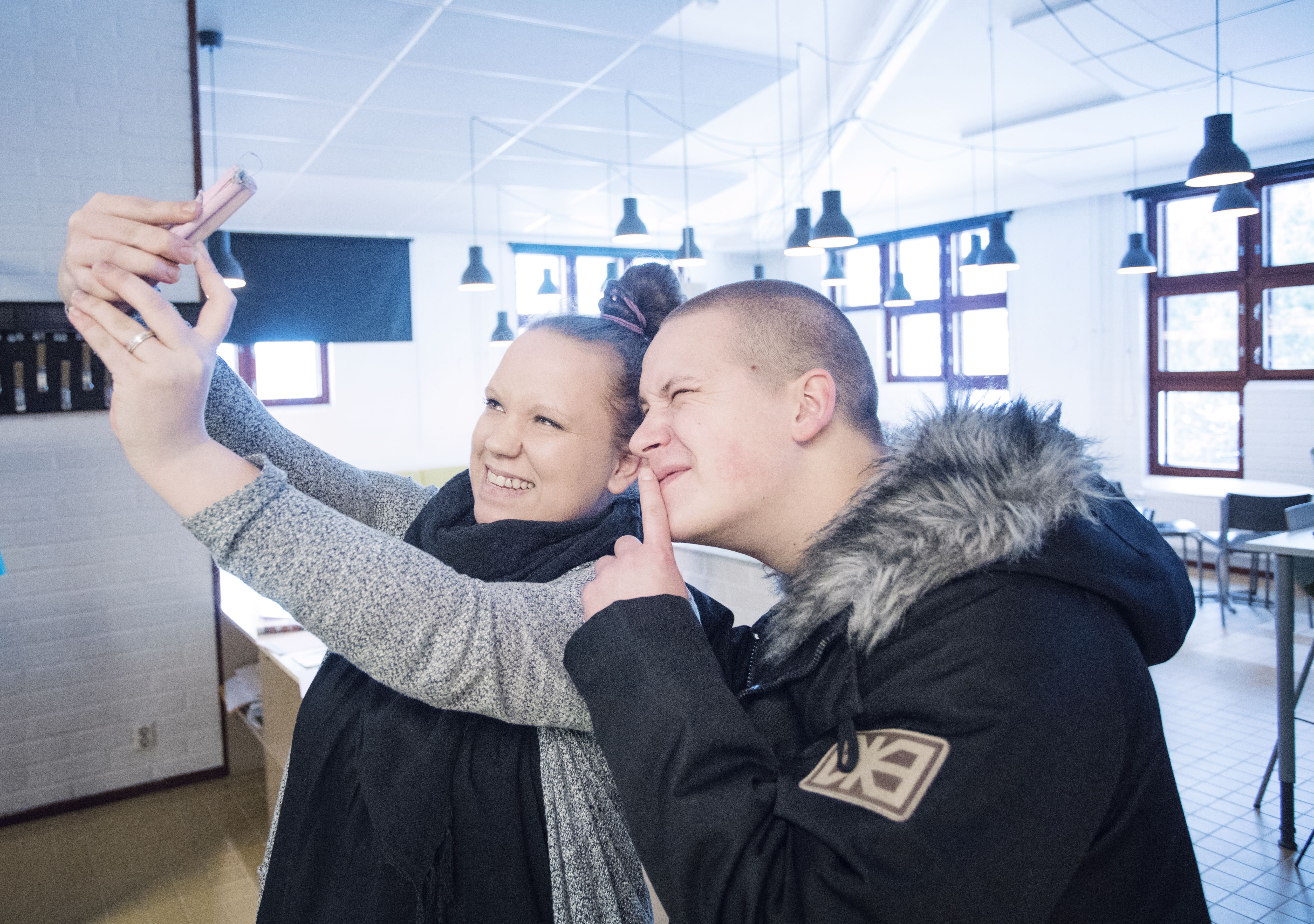 Kun Satu Parviainen tunnisti Niken, hän halusi yhteiskuvaan. "Räppääminen on vähän kuin asiakaspalvelijan duunia", Nikke sanoo.