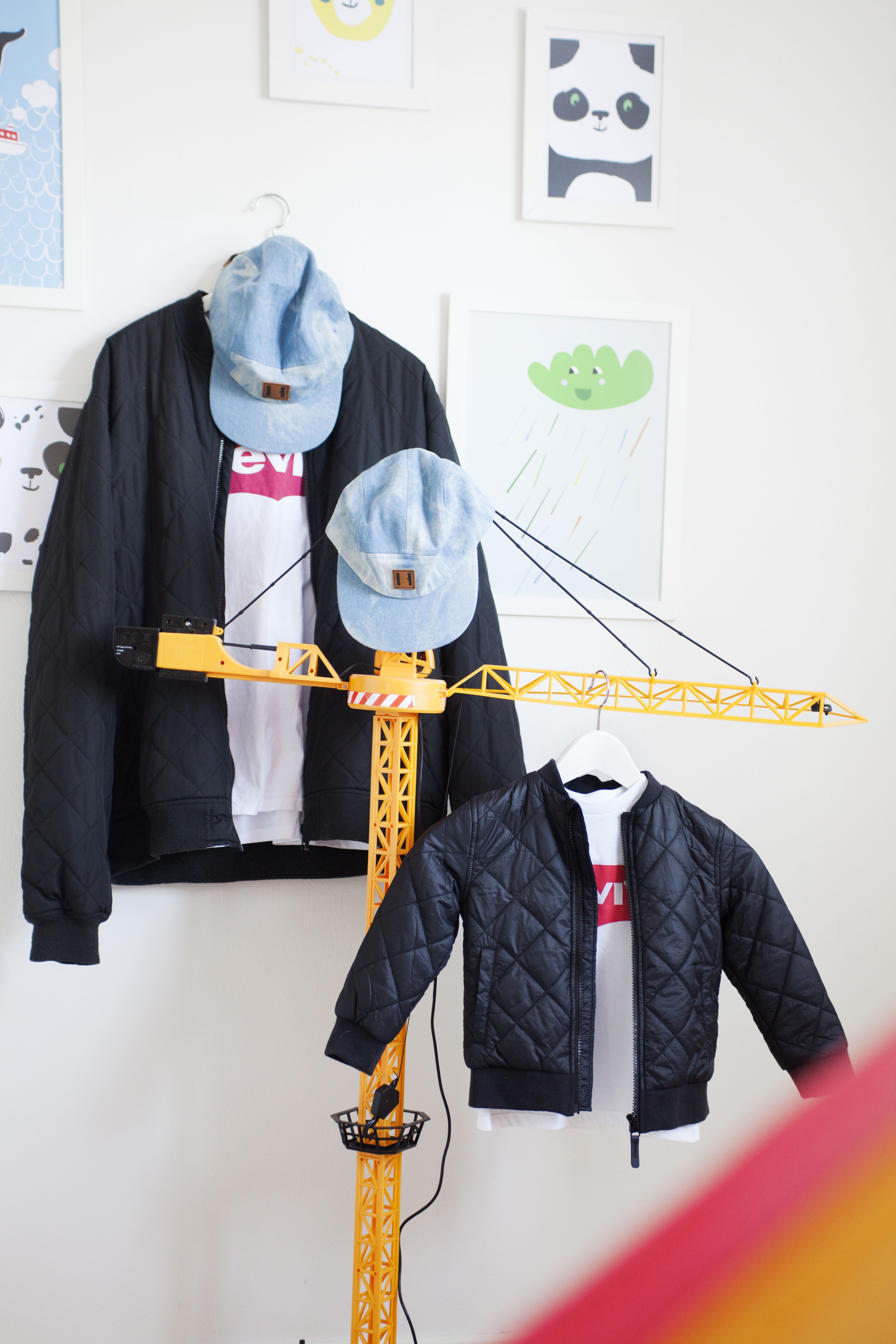 ”Mieheni Teemukin on innostunut samistelusta. Kun lähdemme juhliin, hän laittaa samanlaisen rusetin kuin Tomaksella.” Isän musta tikkitakki on KappAhlin ja pojan H&amp;M:n. Lippikset ovat Beau Hudsonin.