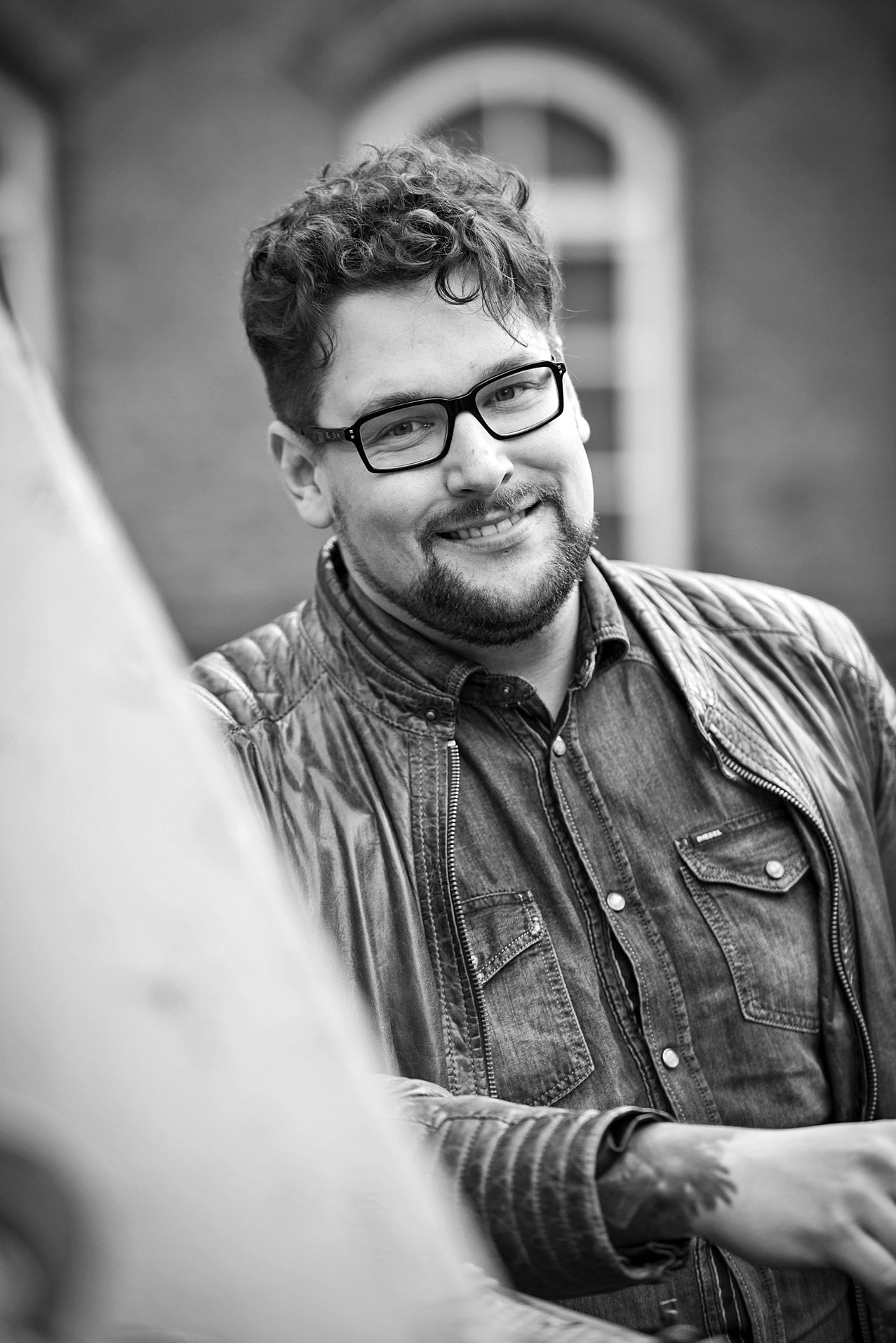 Elokuvaohjaaja Timo Vuorensola, 35, aloitti uransa tekemällä&nbsp;amatöörivoimin Star Wreck: In the Pirkinning&nbsp;-elokuvan, josta tuli kaikkien aikojen katsotuin suomalainen. Hänen toinen leffansa,&nbsp;Iron Sky, on&nbsp;ladattu verkosta yli 10 miljoonaa kertaa. Timo&nbsp;asuu Helsingissä puolisonsa kanssa.&nbsp;Hänellä on yhdeksänvuotias poika.