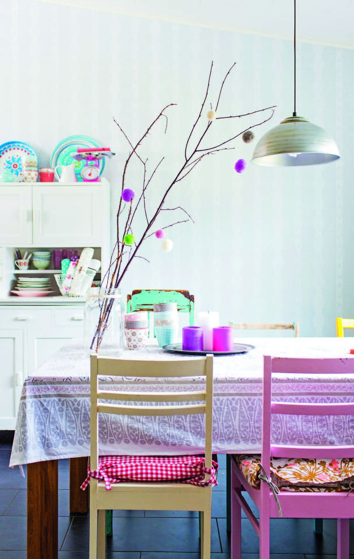 Leevi keräsi äidin huovuttamille koristepalloille komeat oksat lähimetsästä.