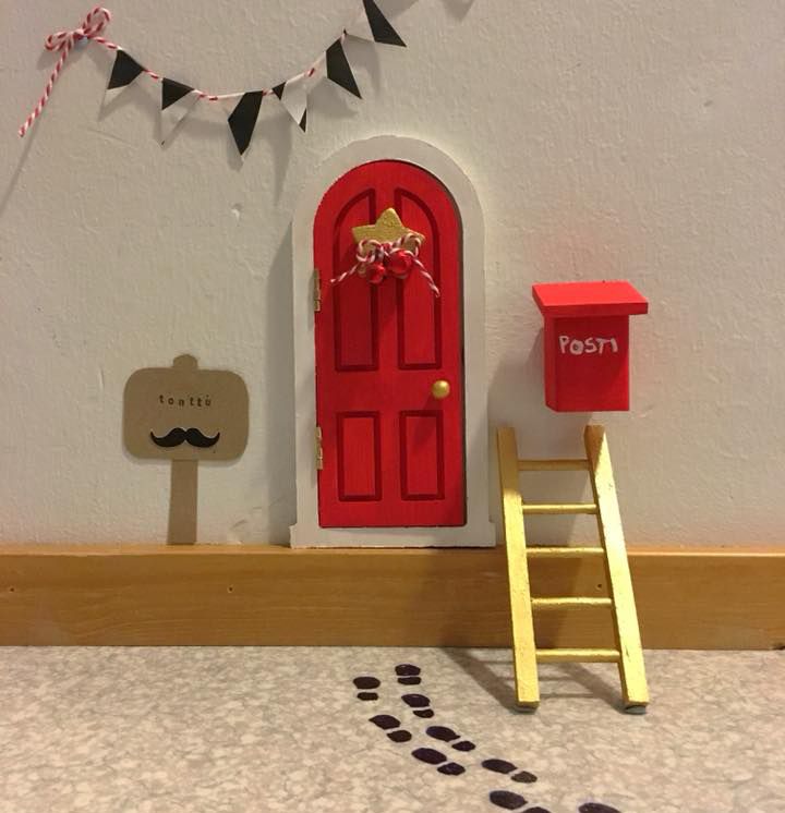 "Pääraaka-aineet löytyivät askartelukaupasta, maalaus ja lisätuunaus itse. Mieskin vähän auttoi. Lapset olivat aamulla innoissaan, kun ovi ilmestyi yön aikana!&nbsp;Ajatus on laittaa oven taakse tehtäväjoulukalenterin luukku joka päivälle." Rea Yli-Pukka