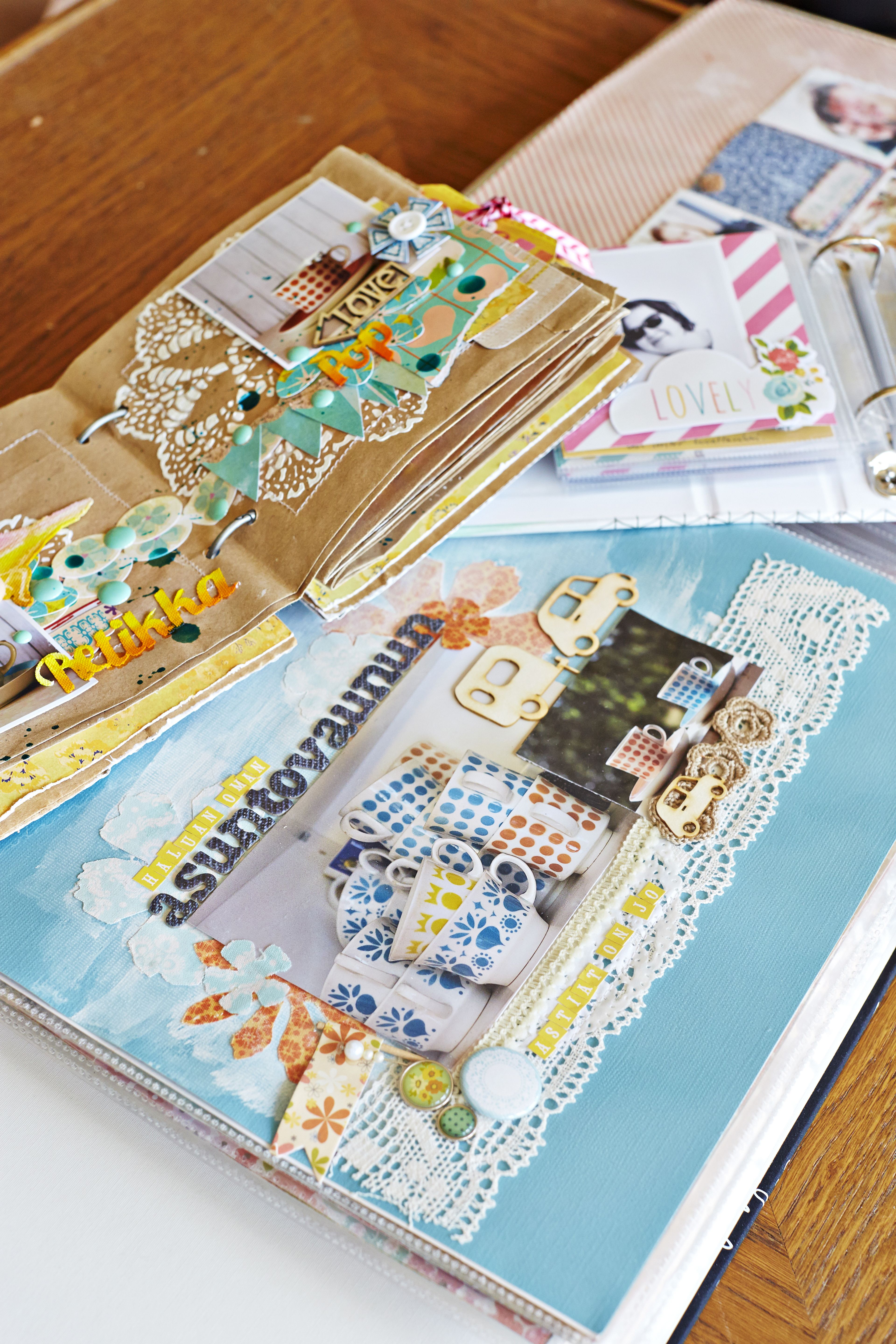 Yhden albumisivun tekeminen vie Minnalta pari tuntia. Työhön uppoutuminen rentouttaa.