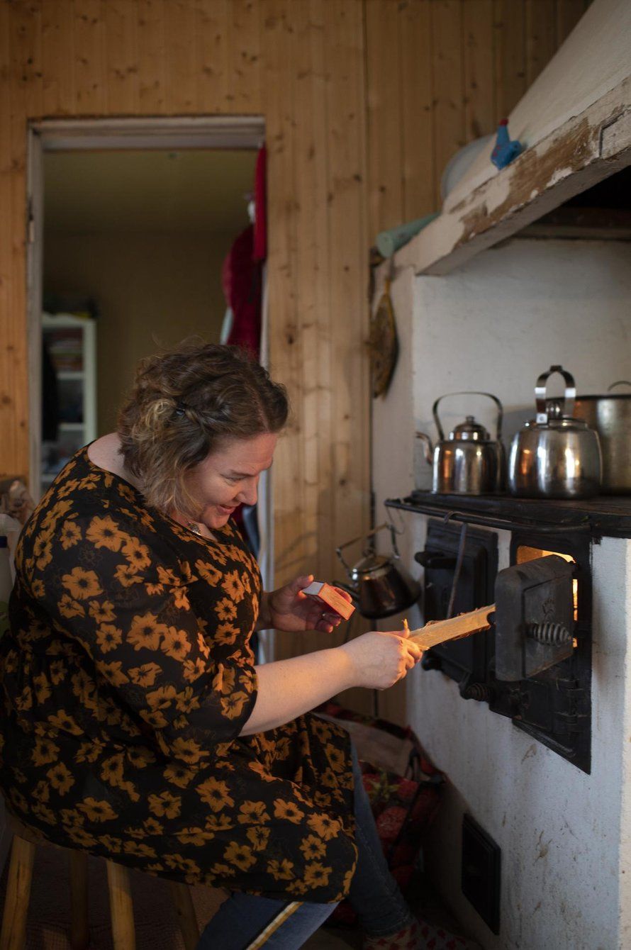 Joskus Mari huomaa nolostelevansa kotiaan. Sen vaatimattomuutta ja sitä, ettei missään ole aivan valkoista ja sileää. Asian tajuaminen tuntuu Marista kummalta, sillä samaan aikaan hän on kodistaan ylpeä.