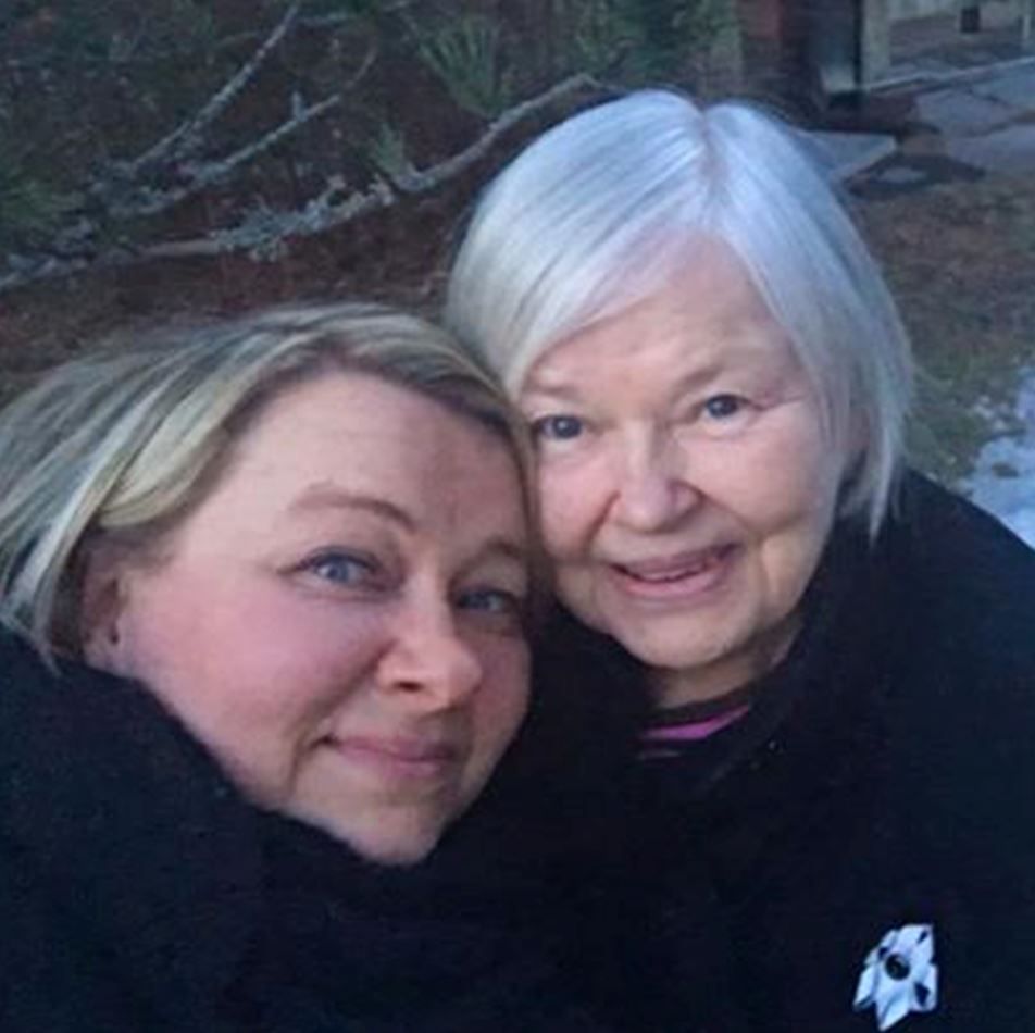 Tehdään äitien kehumisen maailmanennätys! Lähetä yhteiskuva itsestäsi ja äidistäsi. Kuva voi olla uusi tai vaikka vuosien takaa. Kirjoita kuvan yhteyteen yksi asia, mistä haluat äitiäsi kiittää. Lähetä kuva osoitteessa kodinkuvalehti.fi/kiitosaiti tai instagramissa #kiitosäiti #kodinkuvalehti.