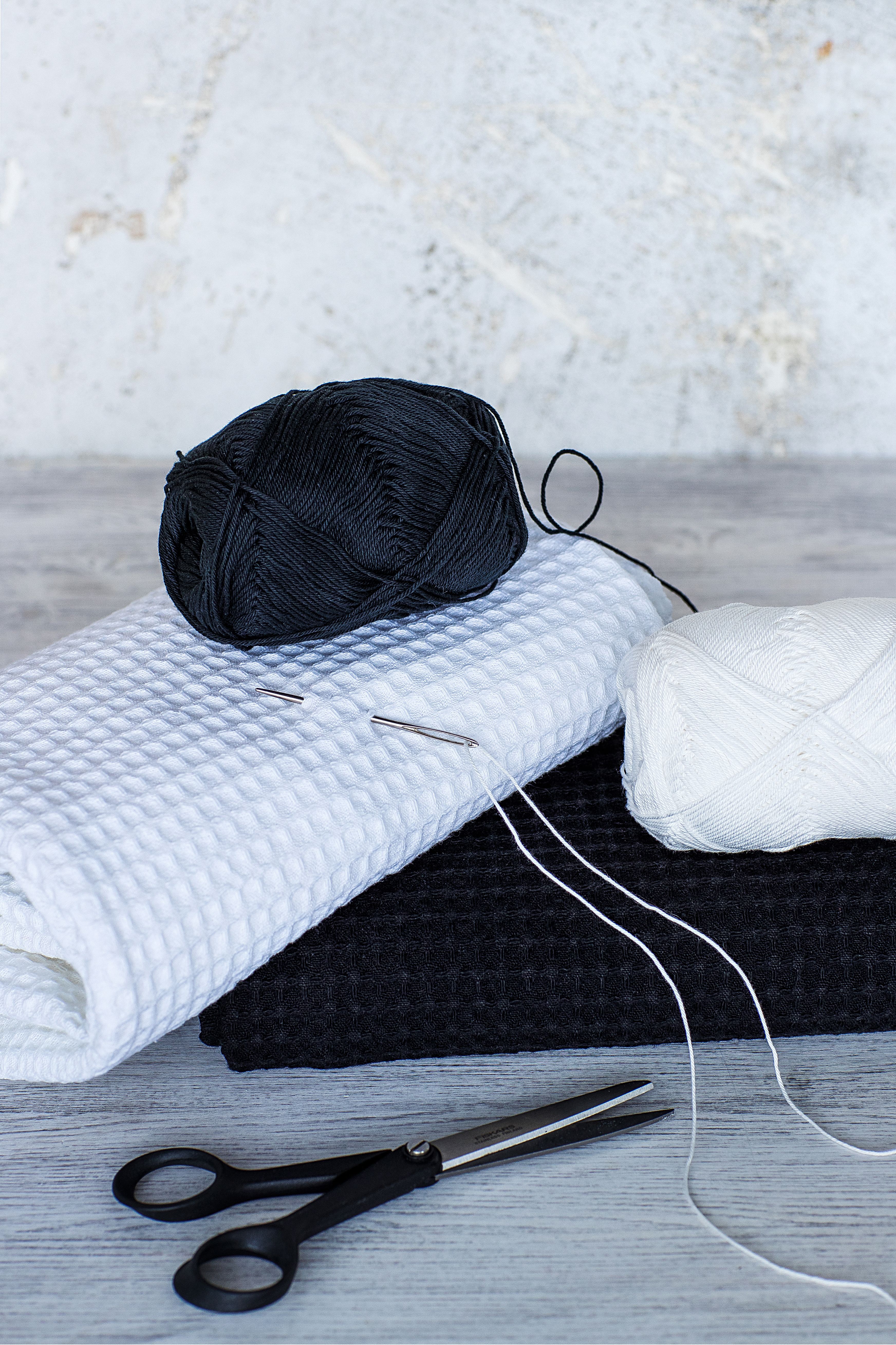 Tarvitset vain vohvelipyyhkeen, puuvillalankaa ja tylppäkärkisen neulan.