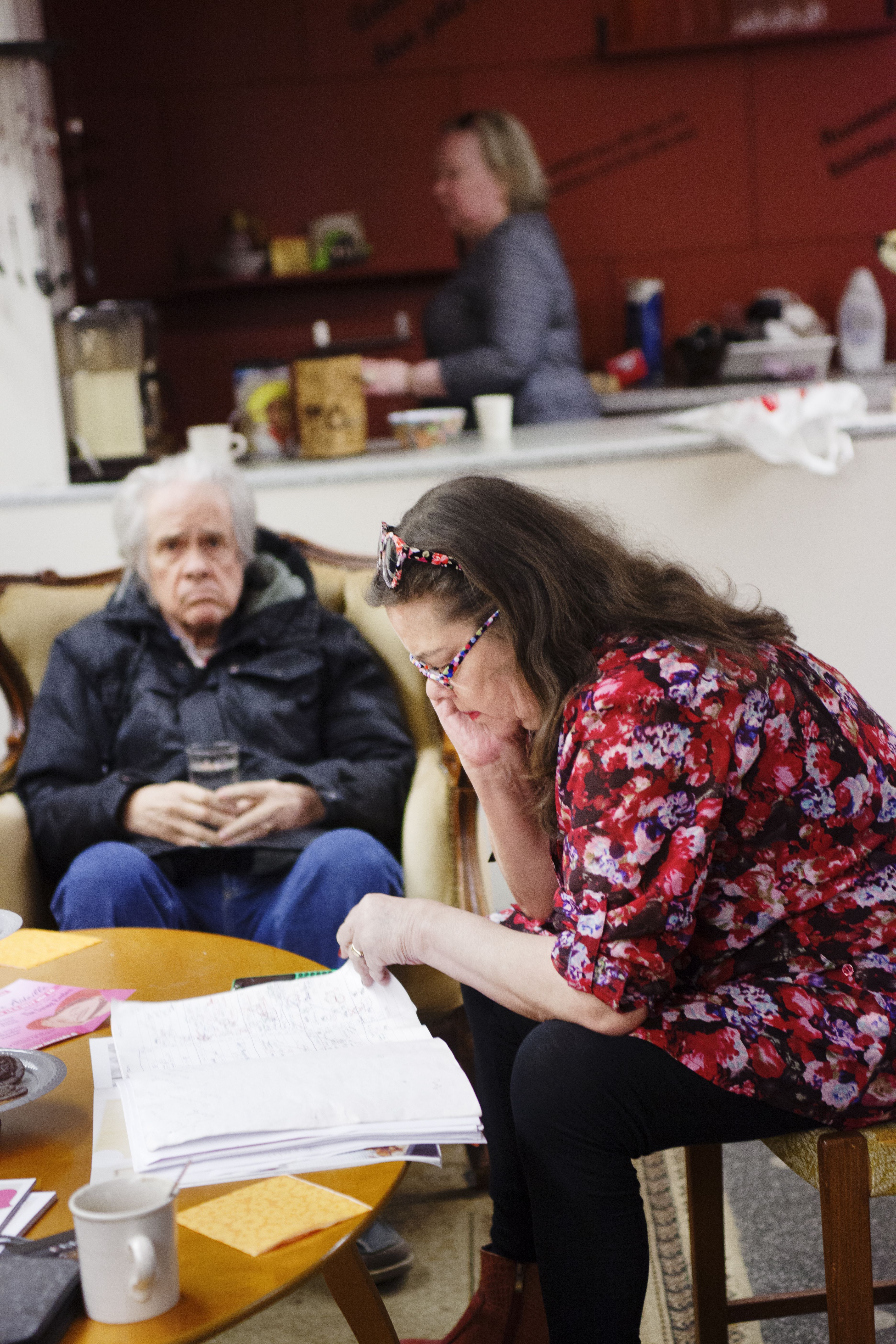 Anu lukee teatterilla käsikirjoitusta, Hannu on aina lähellä.