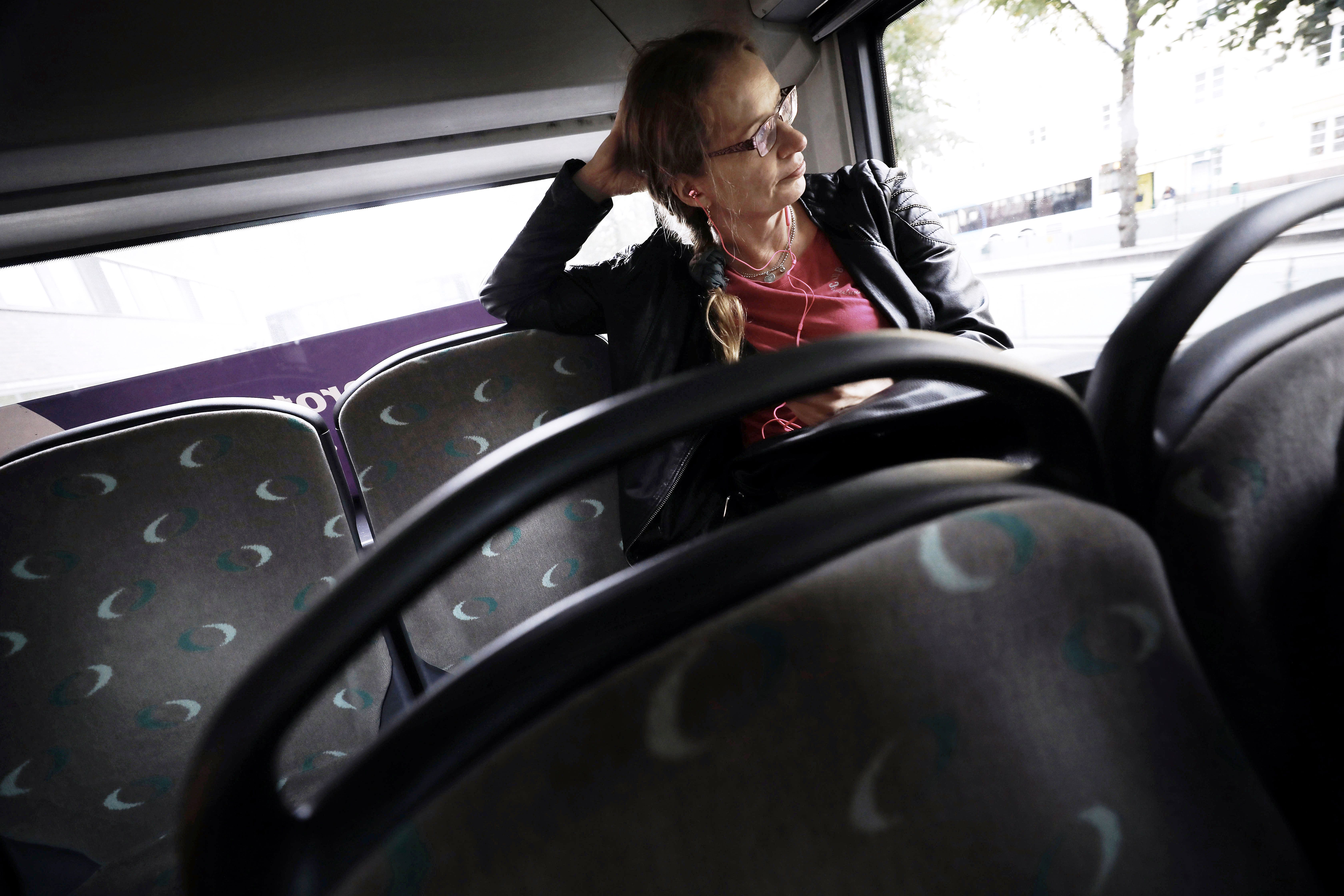 Bussissa istuminen rentouttaa. ”Voi syödä suklaata ja katsella ihmisiä.”