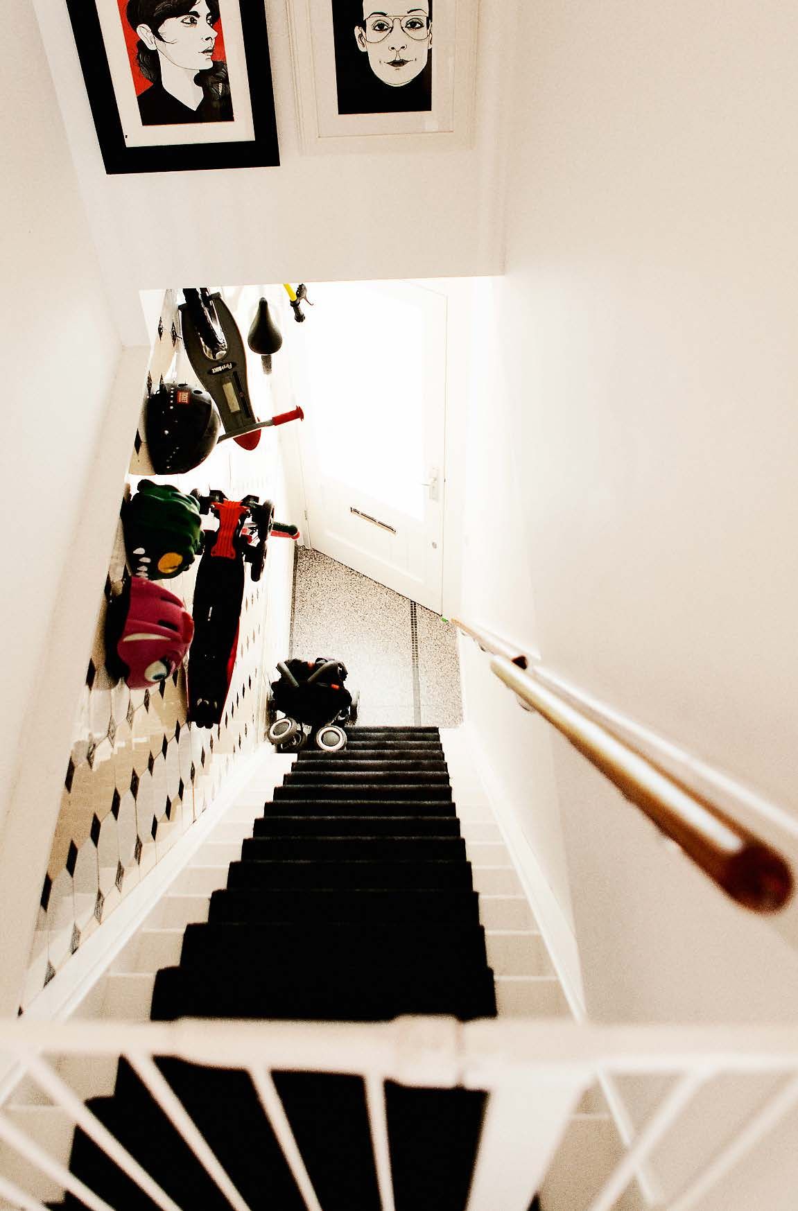 Amsterdamilainen tapa säilyttää polkupyöriä ja potkulautoja seinällä on kätevä. Tavarat ovat saatavilla ja poissa jaloista. 