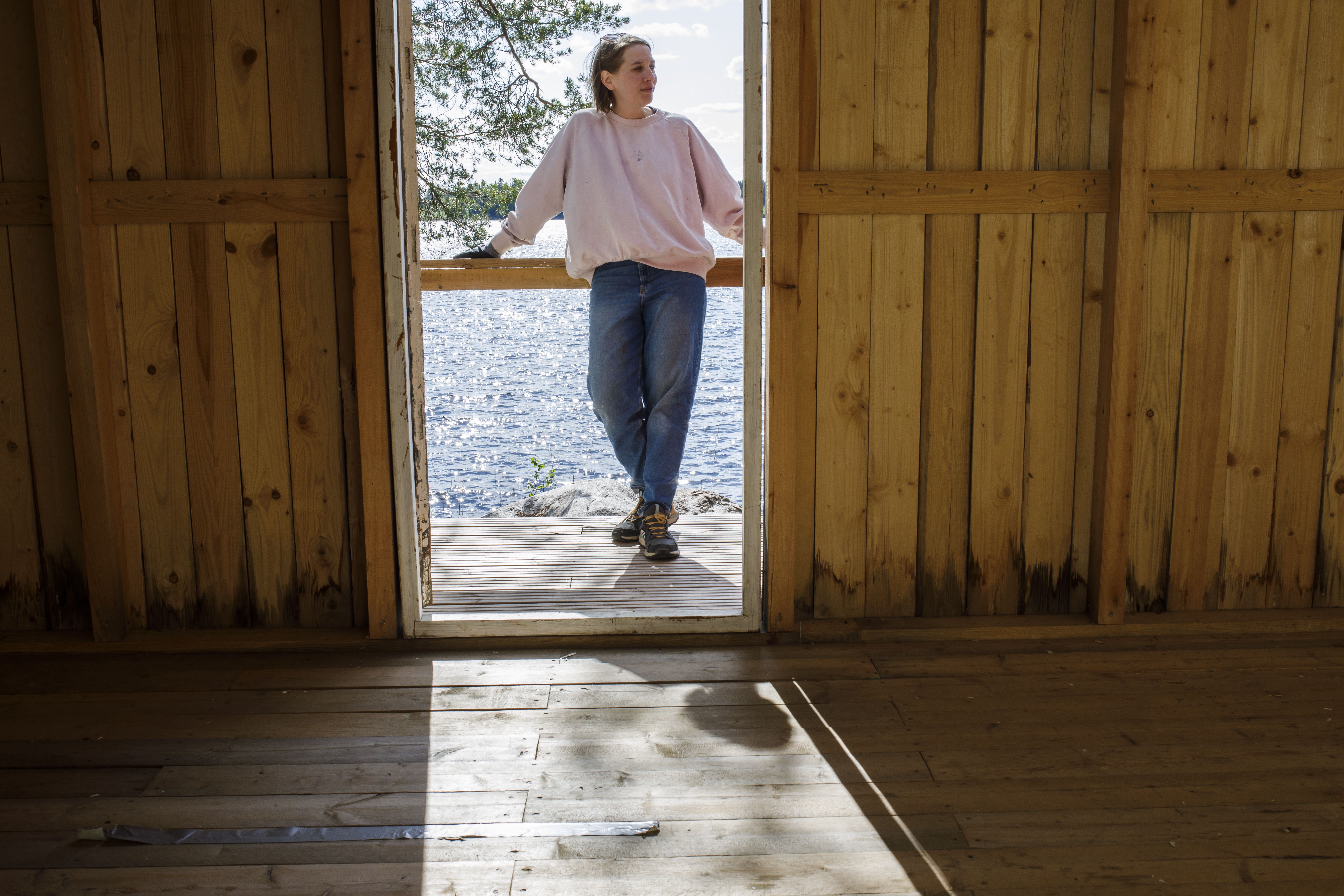 Helena Vierikko ja – Juhan sanoin – maailman paras takanäyttämö. Hellepäivinä näyttelijät käyvät uimassa Löytänä-järvessä ennen esitystä.