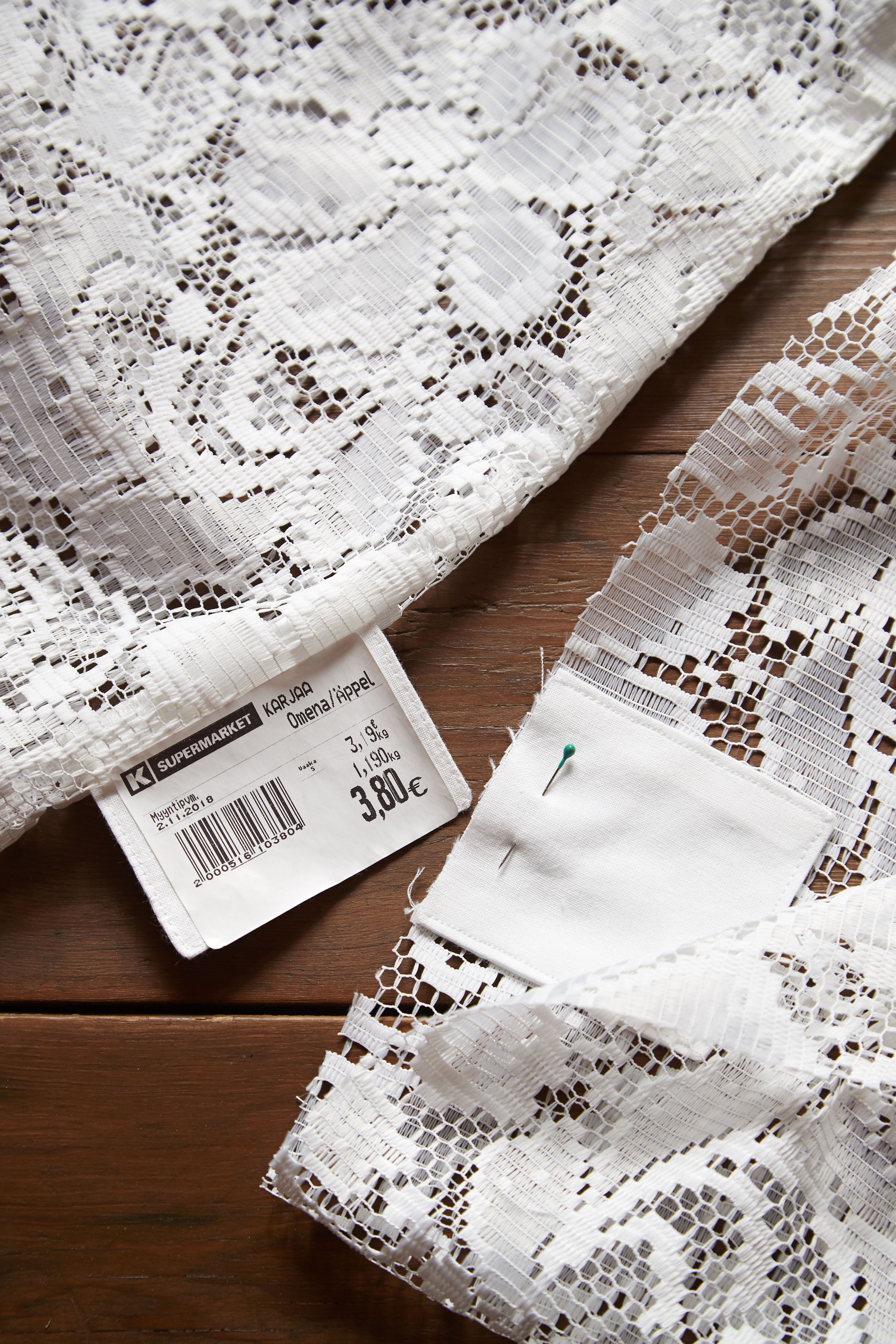 Monet valoverhokankaat ovat liukkaita eivätkä hedelmien hintatarrat tahdo liimautua niihin kunnolla. Ongelma ratkeaa, kun ompelet pussin sivuun puuvillakankaisen lapun tarraa varten.