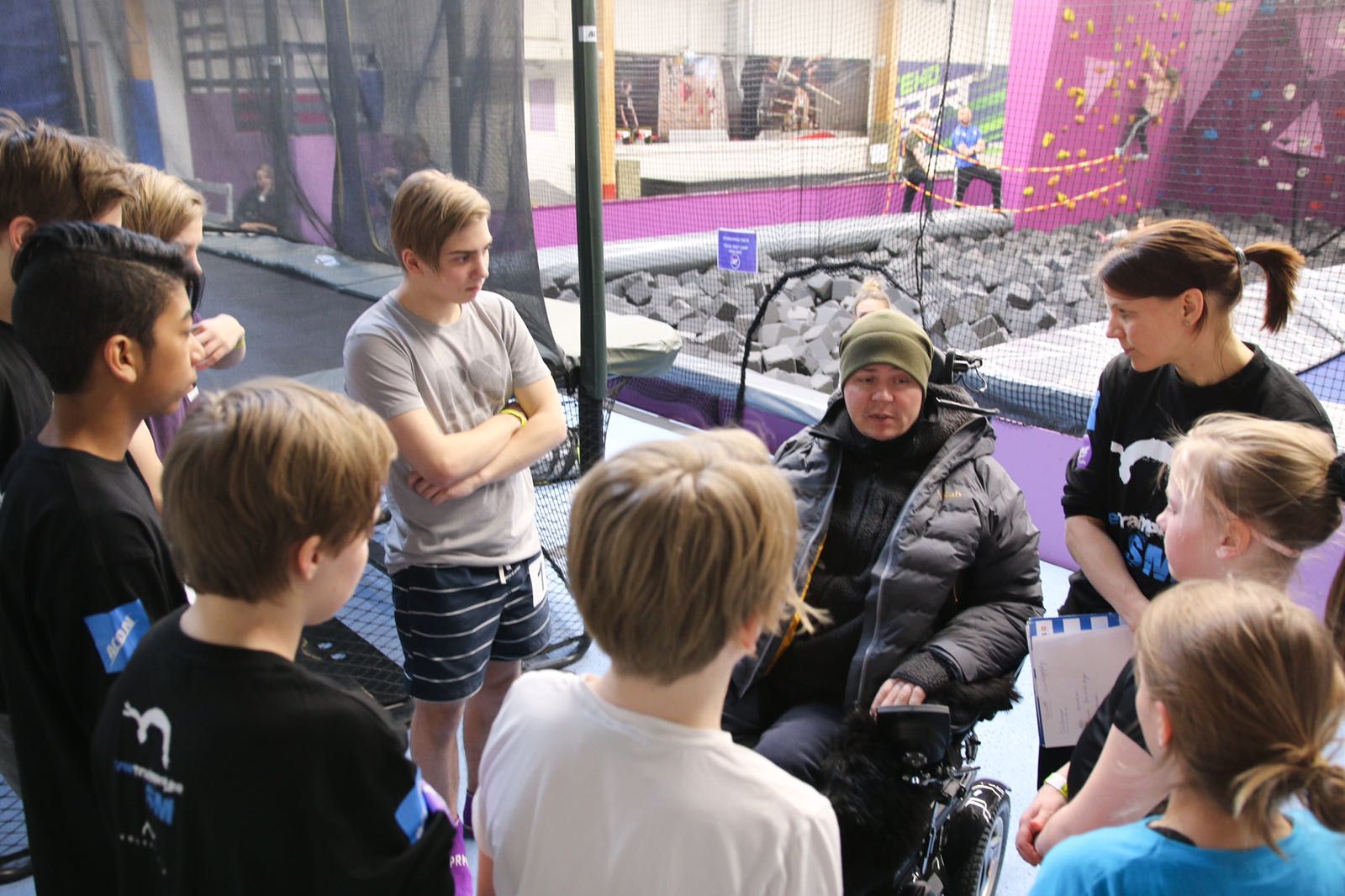 Jari ja Sanna Mönkkönen mukana Vuokatin osakilpailussa huhtikuussa. ”Ennen kisaa kerron kilpailijoille turvallisuusohjeita. Puhun siitä, että trampalla ei saa buustata eli pompauttaa kaveria ja että on opeteltava rauhassa temppu kerrallaan”, Jari sanoo.