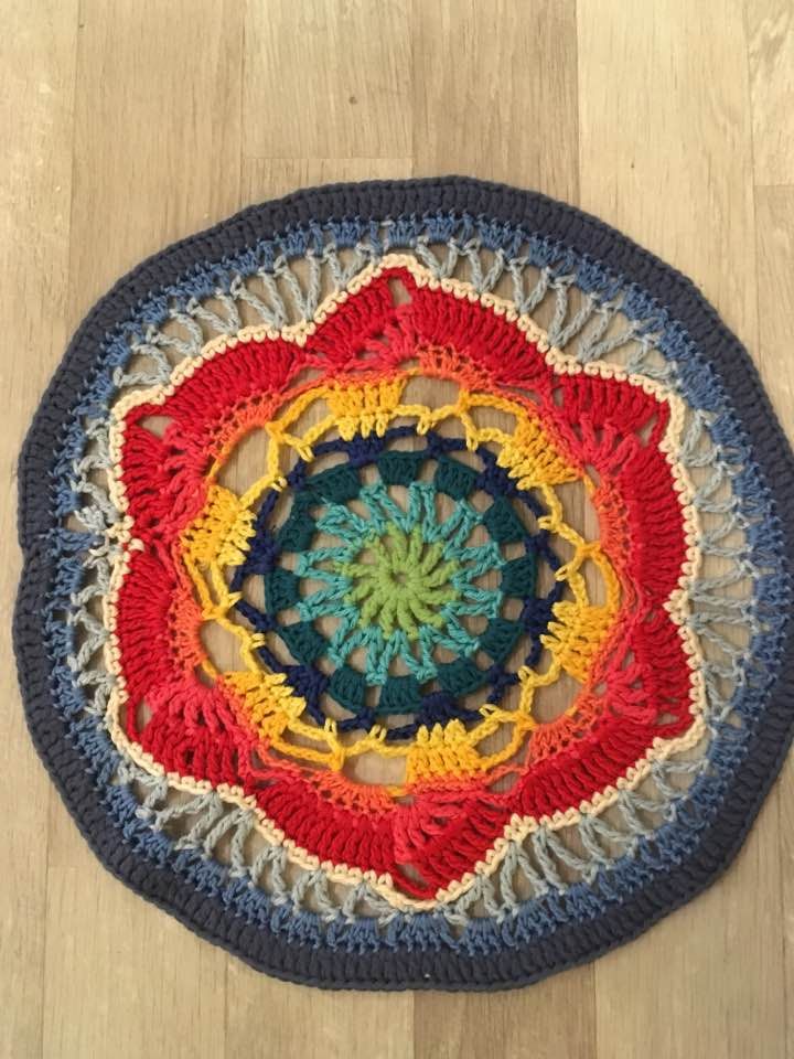 Isoäidinneliöihin uppoaa hyvin jämälankoja. ”Niiden virkkaaminen piristää, rauhoittaa tai innostaa, riippuen tilanteesta ja langan väristä”, Ylva sanoo.