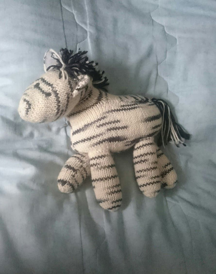 ”Lapsenlapselleni tekemä vaakaraitainen seepra odottelee halauksia pieneltä yökyläilijältä mamman sängyllä.” Anne-mamma