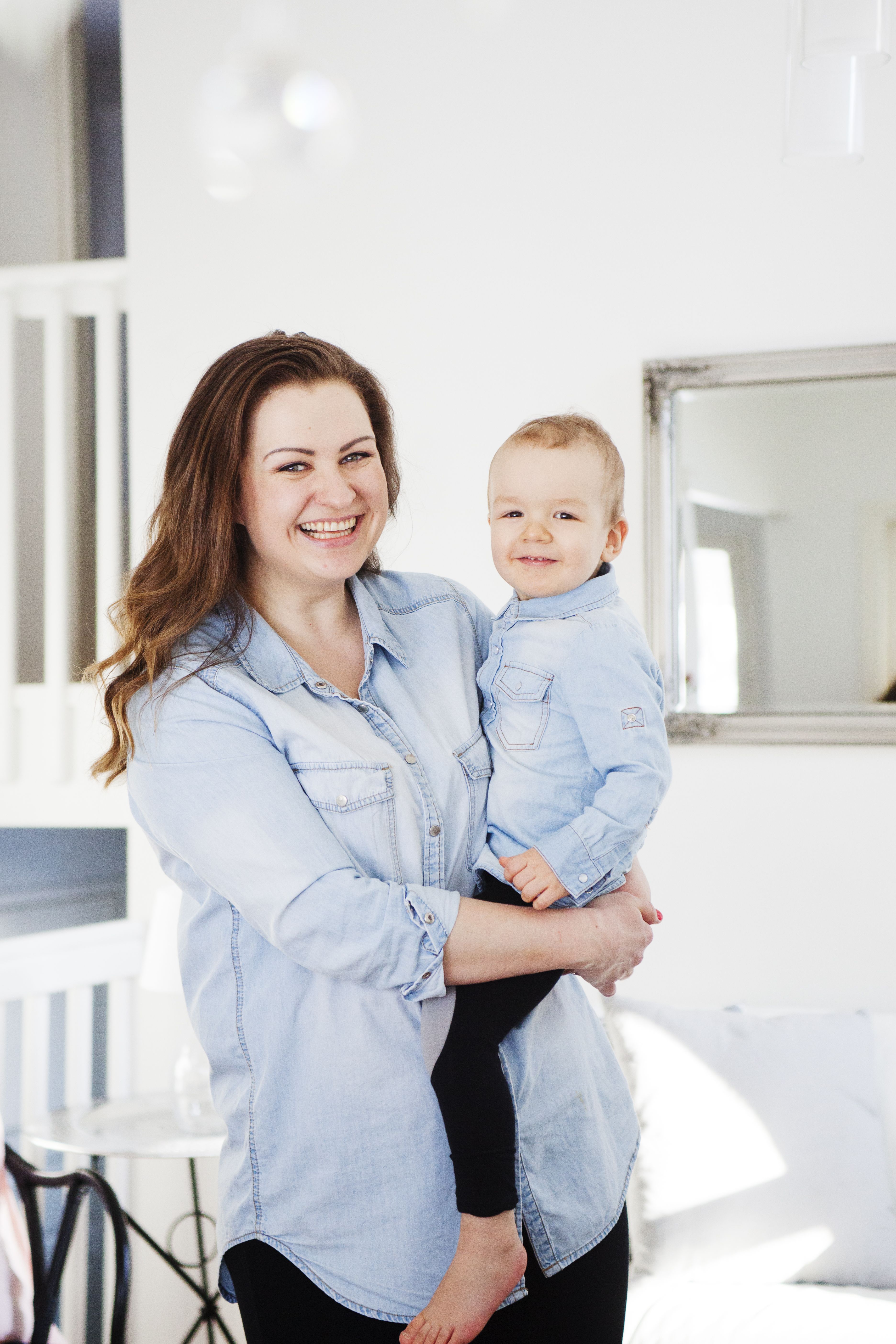 Kaikkien perheenjäsenten kaapista löytyy vaalea farkkupaita.