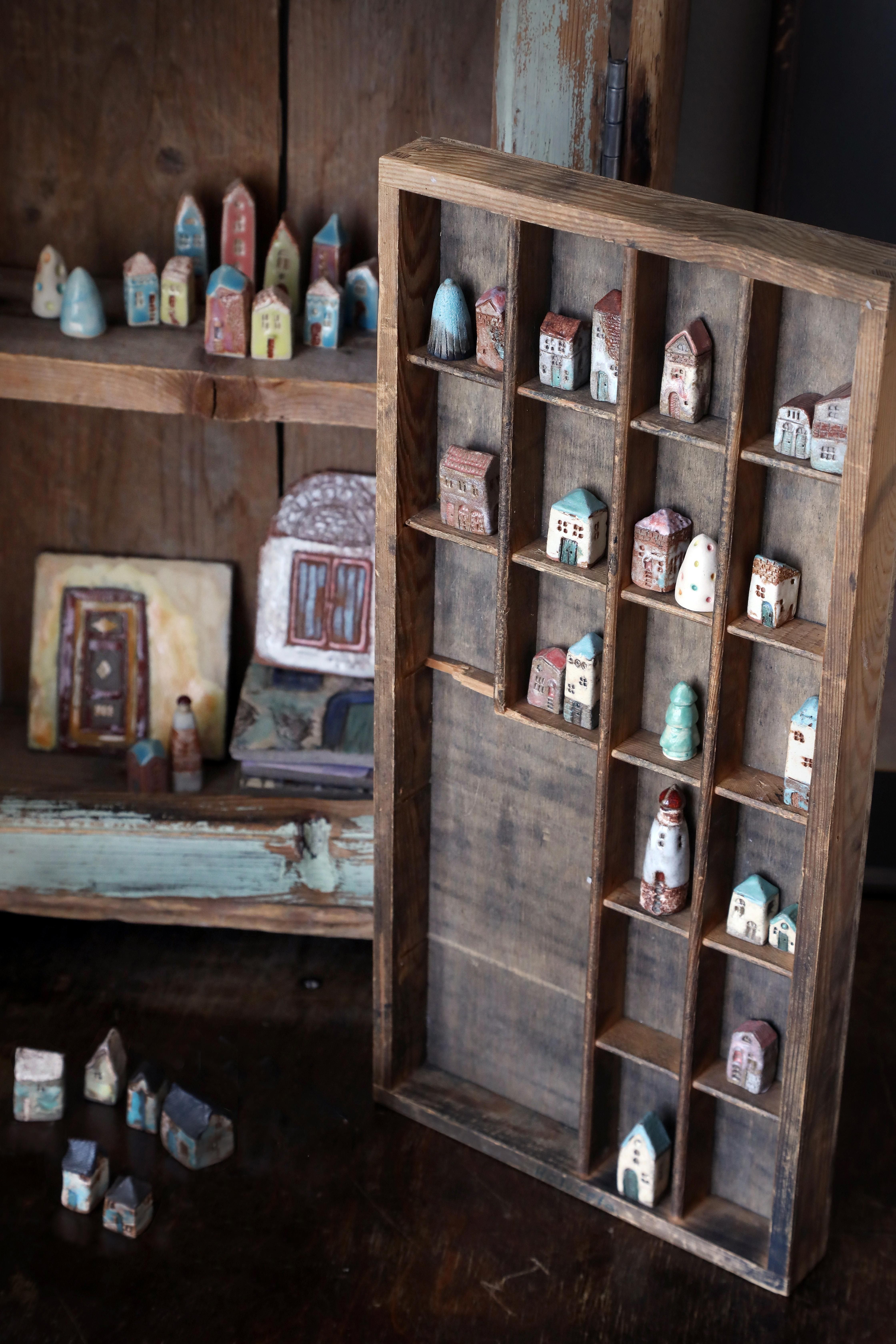 Jotta miniatyyritalo olisi söpö, sen on oltava alle kolme senttiä korkea, mieluiten noin sokeripalan kokoinen. Suurempana talon söpöys Jennin mielestä häviää ja se muuttuu turhaksi esineeksi.