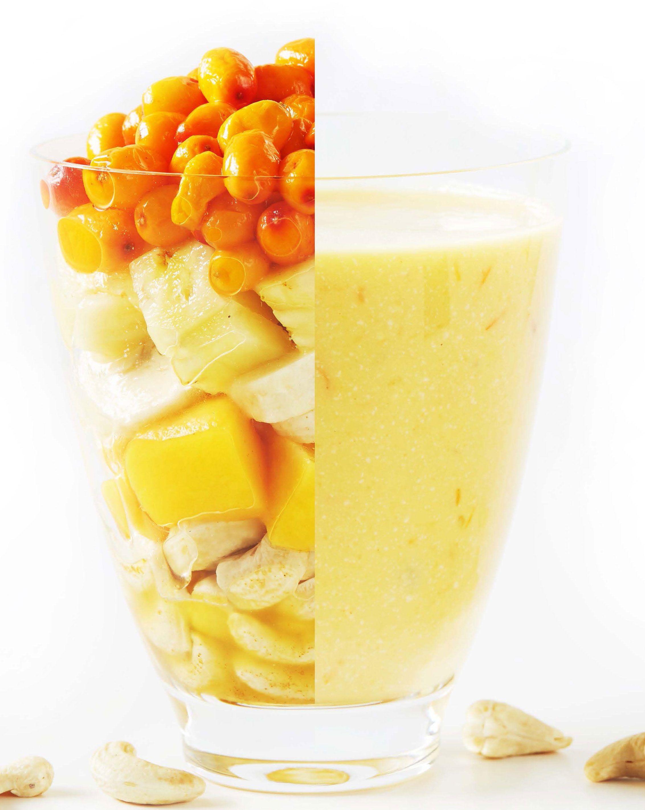 vajaa kourallinen tyrnimarjoja, kourallinen kuutioitua ananasta, kourallinen kuutioitua mangoa, kourallinen &nbsp;cashewpähkinöitä