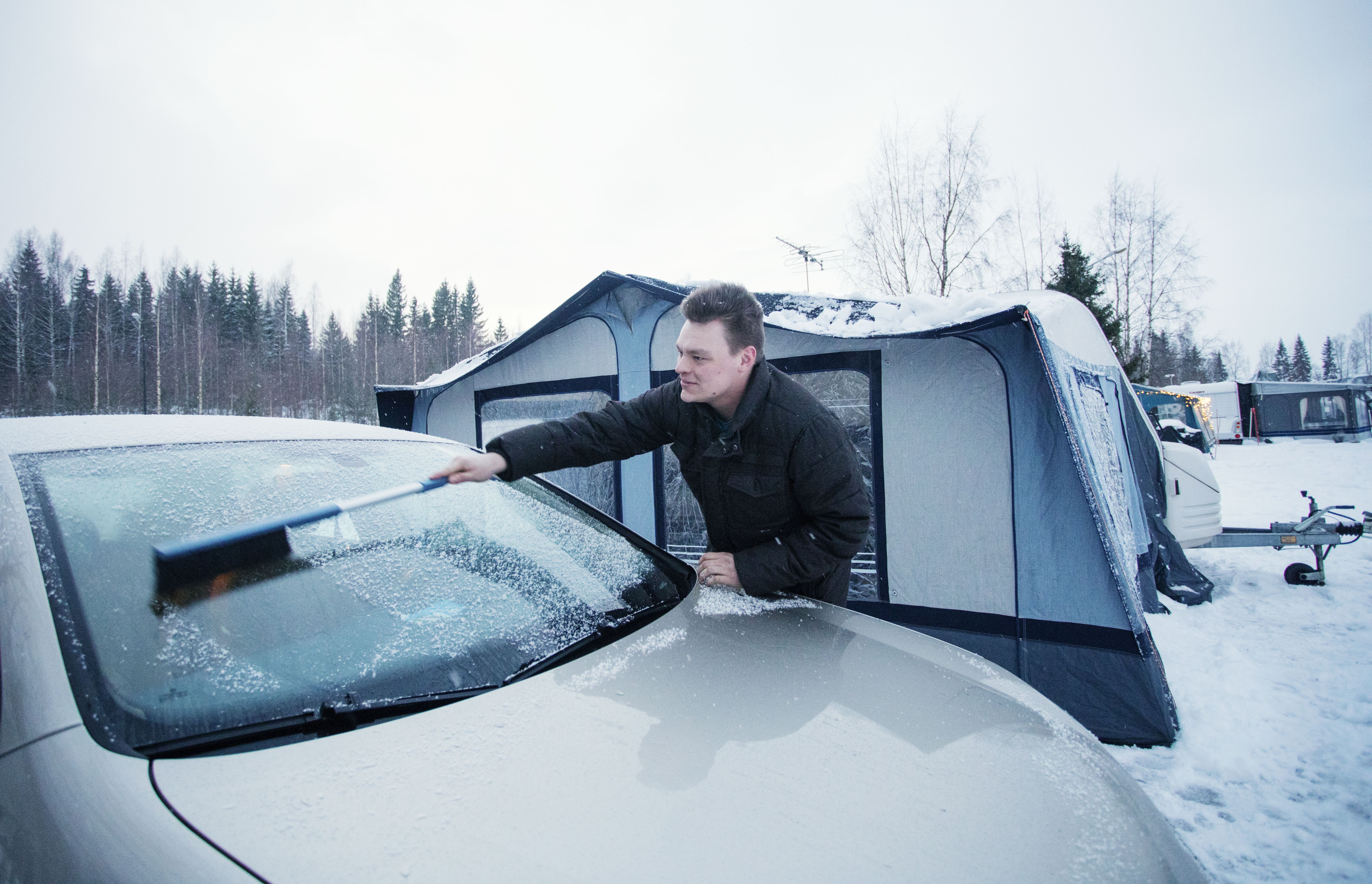 "Täällä kavereille ei tarvitse soittaa tai tekstata, voi mennä suoraan vaunun ovelle", Ville sanoo.