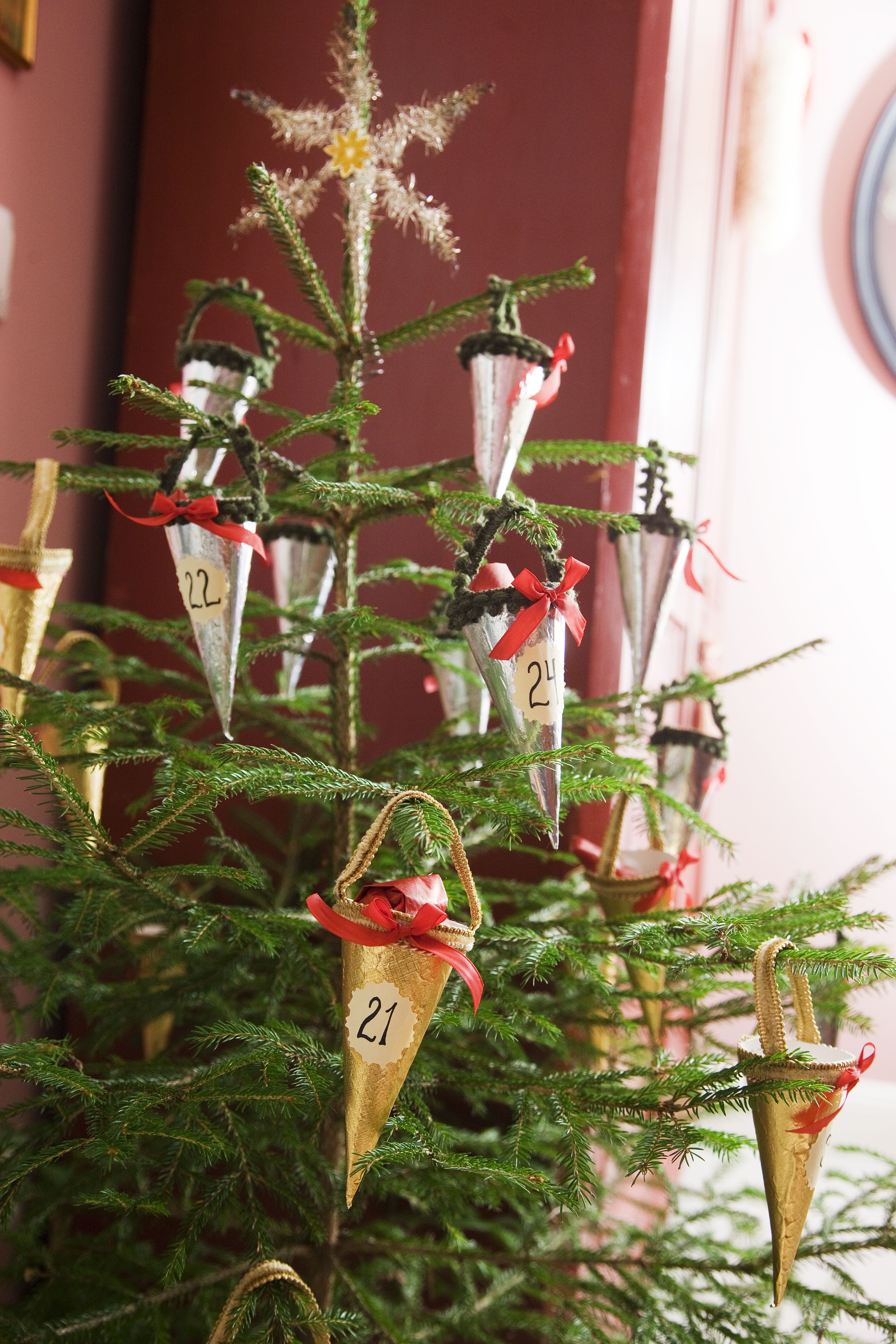 Serafian joulukalenteri on pieni kuusi, johon Piritta askarteli numeroidut tuutit. Tuutteihin ilmestyy tarpeellista pikkutavaraa.