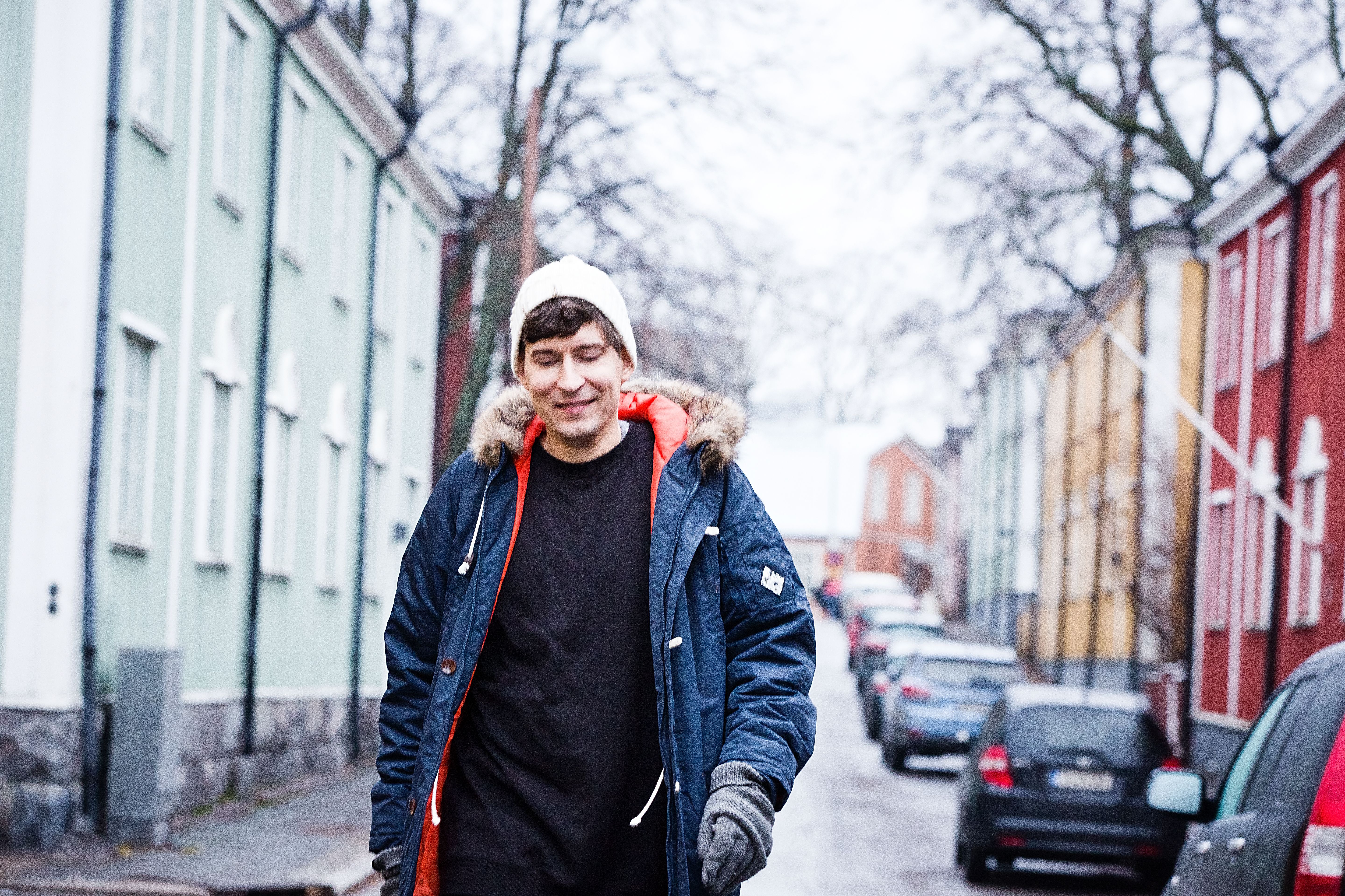 En kuvittele muuttavani maailmaa vitsailemalla blogissani. Mutta jos esitän mielipiteeni kepeästi, ehkä joku tulee vahingossa ajatelleeksi jotakin.