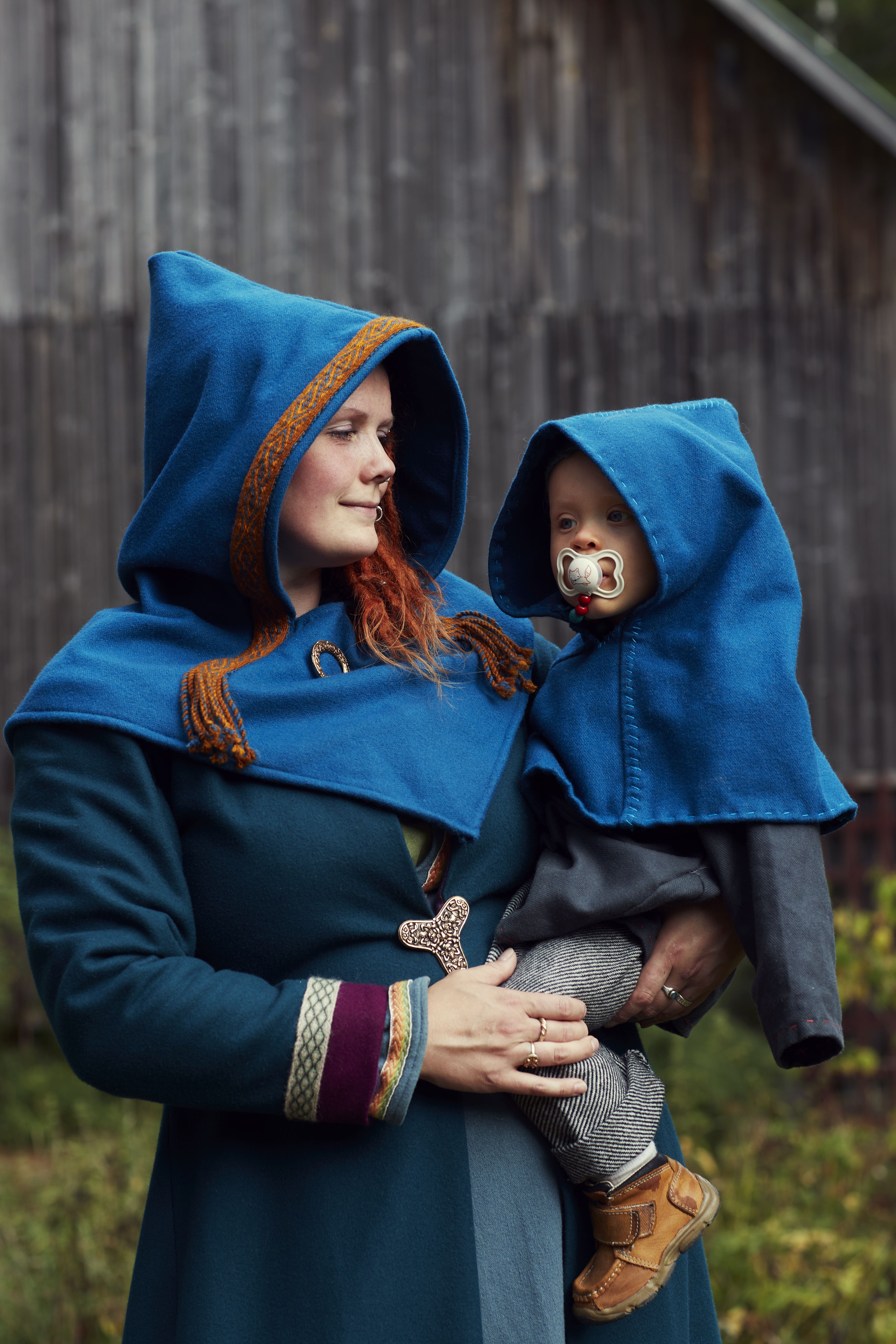 ”Hartiahuput olivat yleisiä viikinkiaikaan, sillä viitassa ei usein ollut huppua”, Mileena kertoo. Hän käyttää päähineenä myös kinnasneulottuja pipoja.