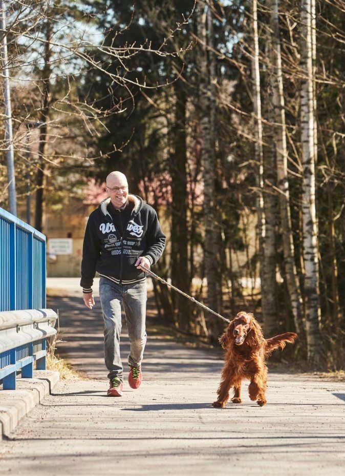  Tässä Juha seuraa Viiviä, mutta kotona Viivi seuraa Juhaa kaikkialle.