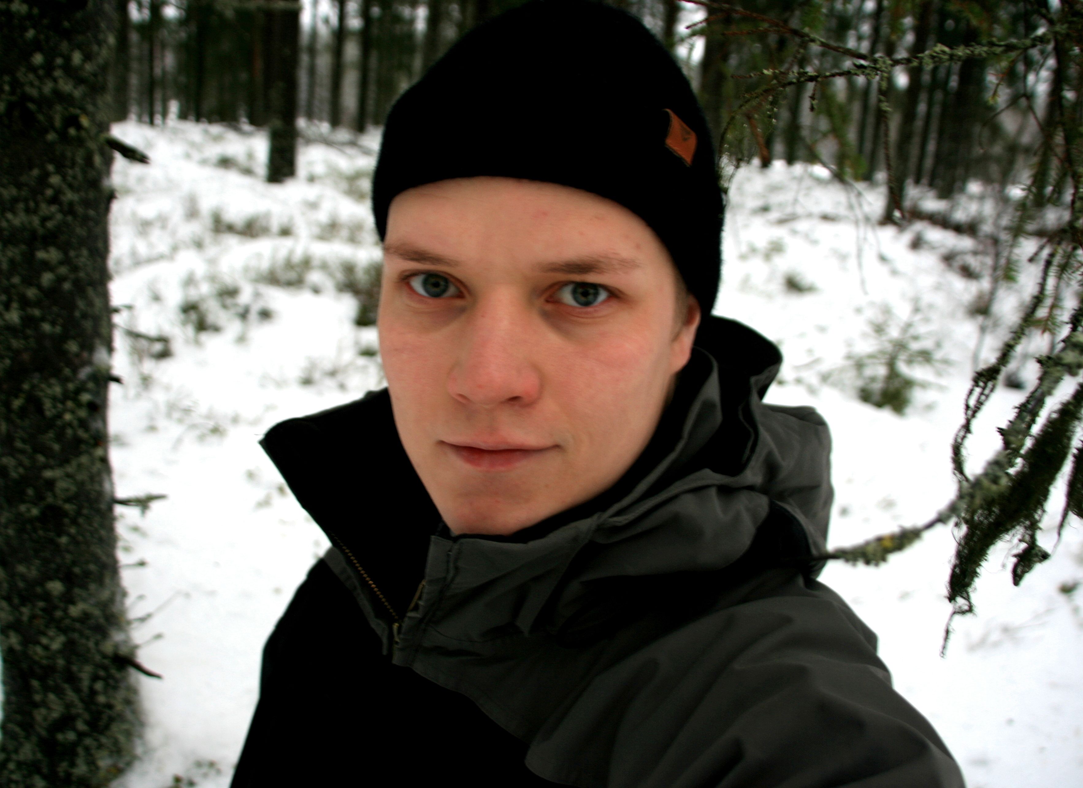 ”On hienoa, kun luonto herää ja ilmat lämpenevät. Silloin on mukava pihalla väijyä.”