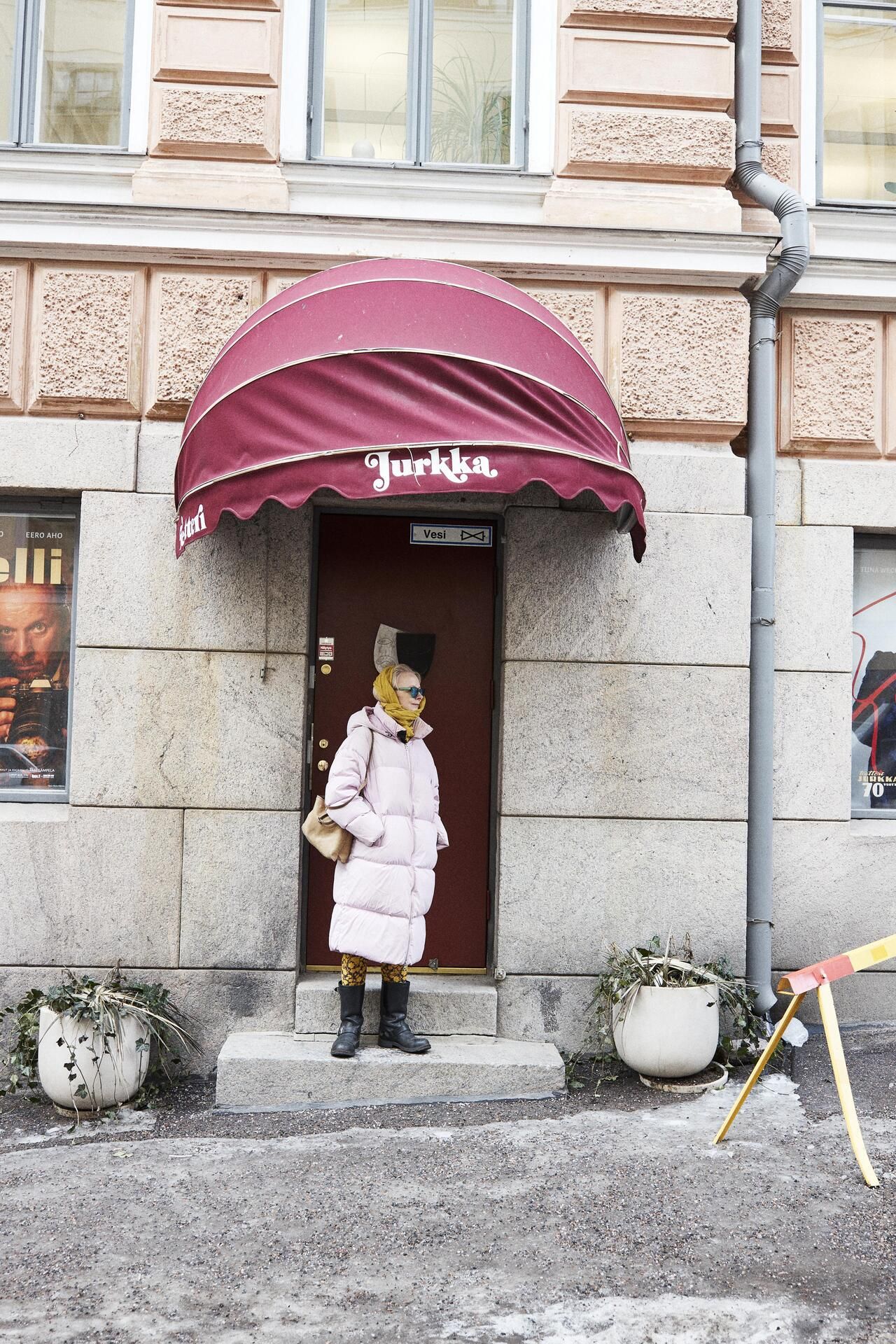 Aina sanoo olevansa kiitollinen ”vauhdikkaasta elämästä ja hulinasta” kokemansa yksinäisyyden jälkeen. Teatterissa hän rakastaa yhdessä tekemistä.