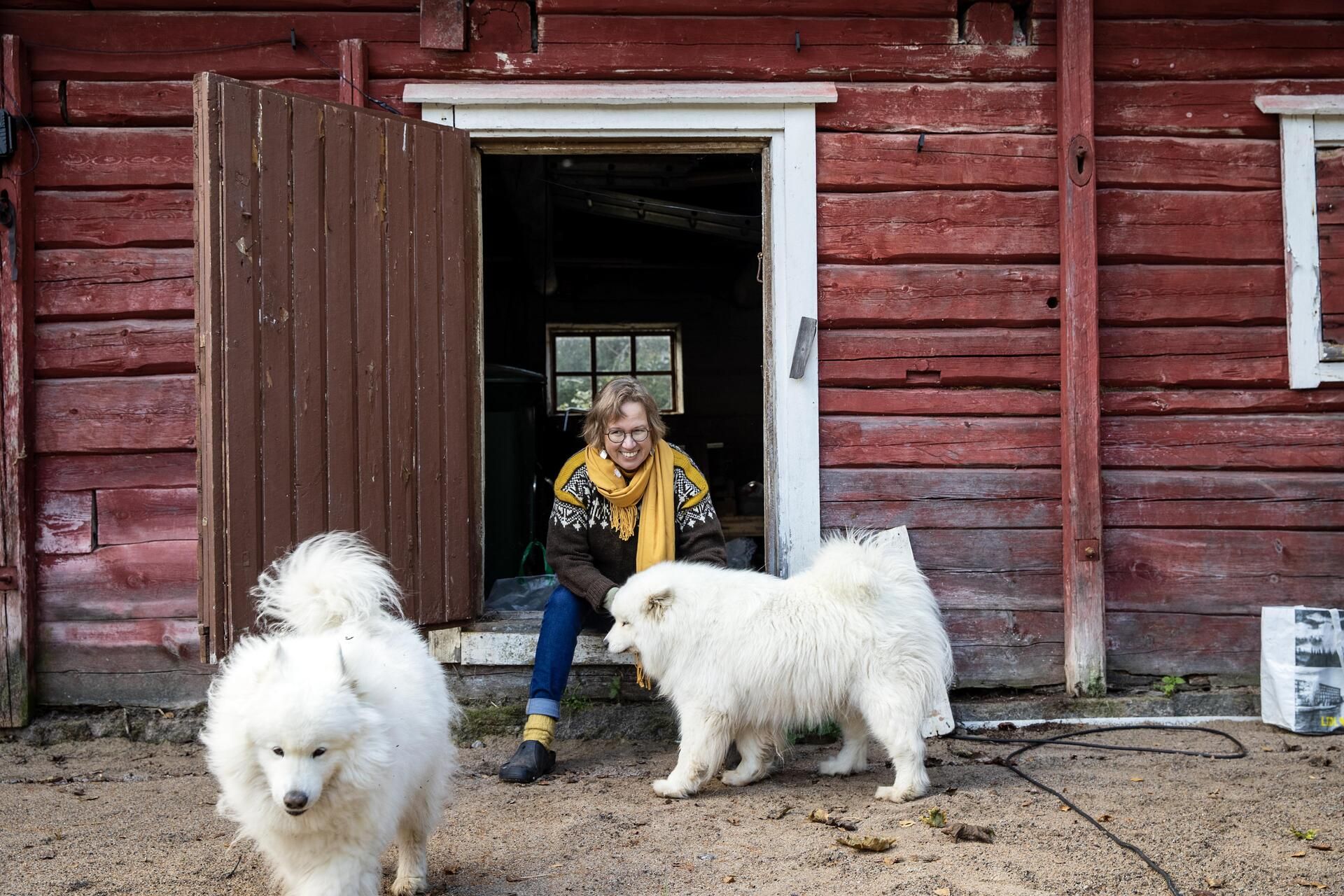 "Yritän ajatella kaikkea sitä, mitä voin tehdä. Voin kävellä, vaikken juosta. Voin istua auton kyydissä, vaikken pysty ajamaan pitkiä matkoja", Päivi sanoo.