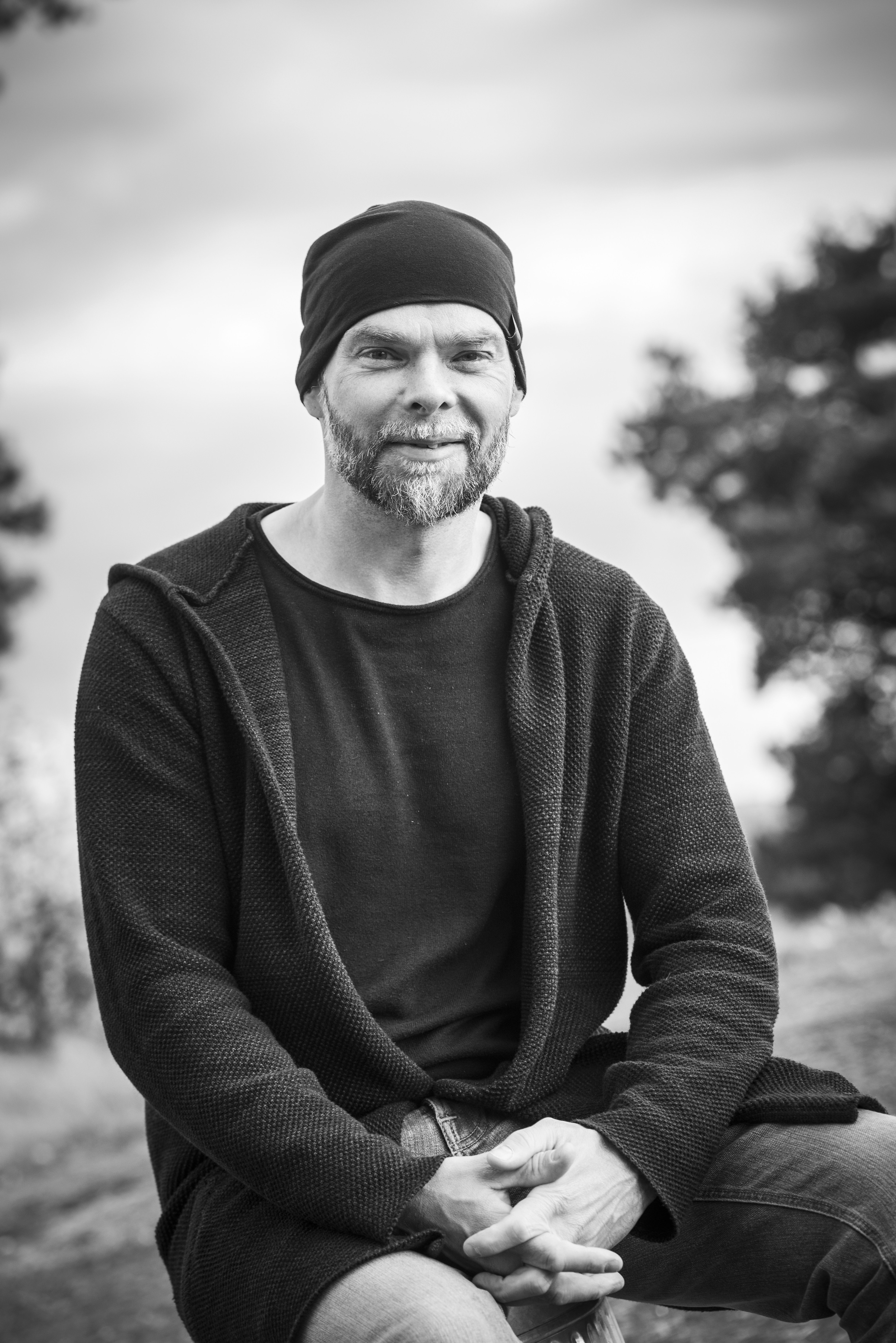 Ville Kela on 44-vuotias muusikko, joka asuu Helsingissä. Hän on työskennellyt aiemmin musiikin- ja luokanopettajana. Ville on soittanut kitaraa ja rumpuja muun muassa veljensä Anssin kanssa samassa bändissä jo vuosikymmeniä. Ville harrastaa frisbeegolfia. Hän on naimisissa ja hänellä on yksi lapsi.