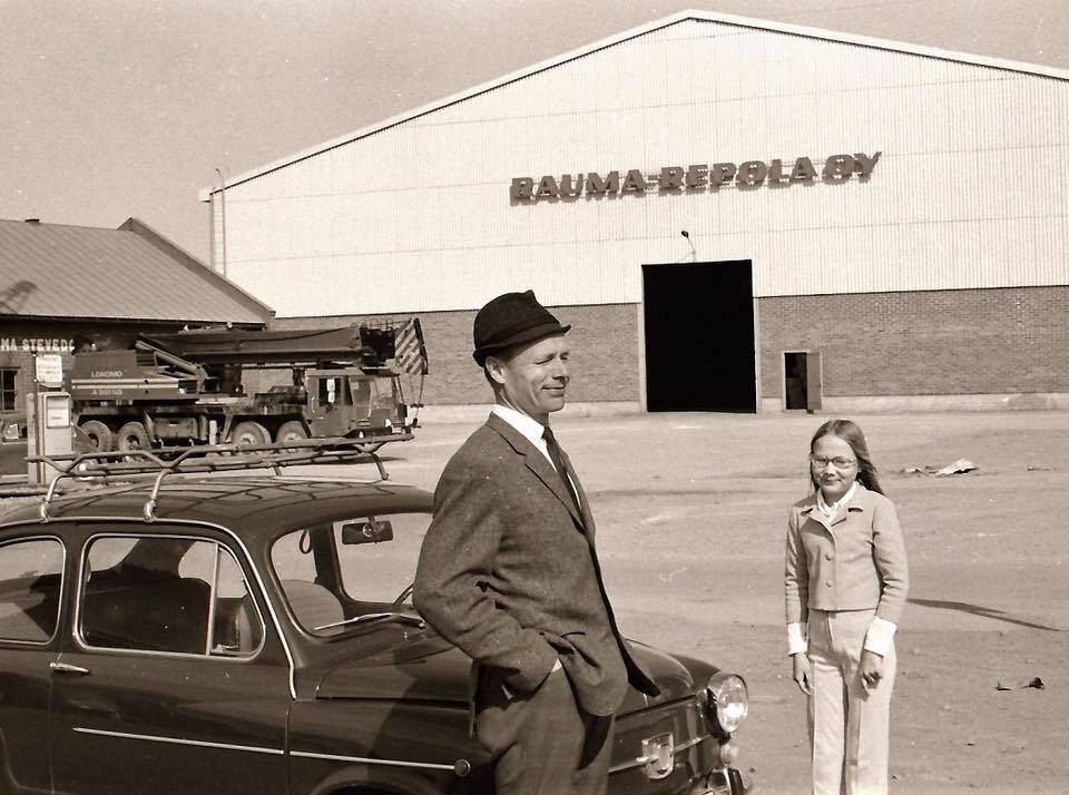 Leena Asplund ja Heimo-isä sunnuntaiajelulla Rauman satamassa 1970.