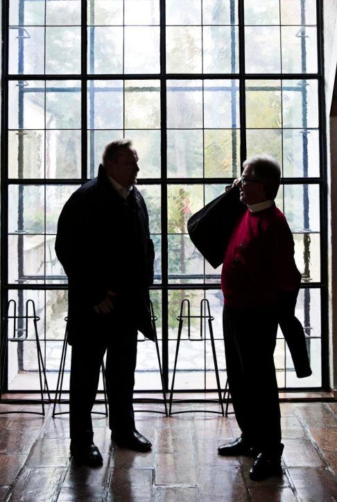 Siunauksen jälkeen Juhan ja Tapion päivä jatkuu tavallisena torstaina: muuttohommia, kahvit vaimon kanssa, illalla ruoka.