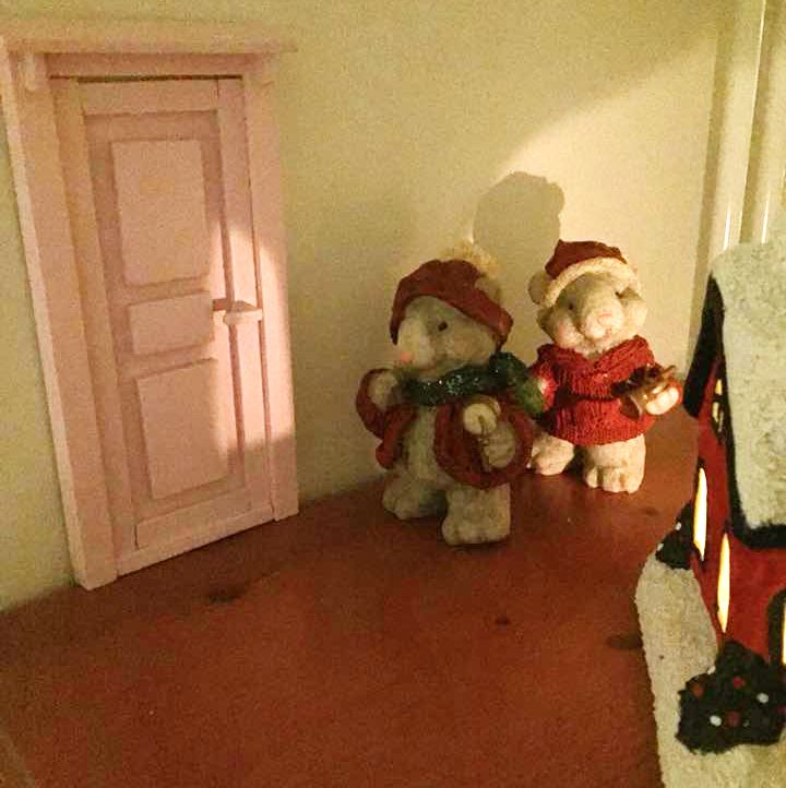 "Työkaverini mies yllätti minut erittäin iloisesti eräänä iltana tuomalla itse tekemänsä tonttuoven.&nbsp;Maalasin oven vaaleanpunaiseksi, eikä se juuri muuta kaivannutkaan." Kati Jokivirta