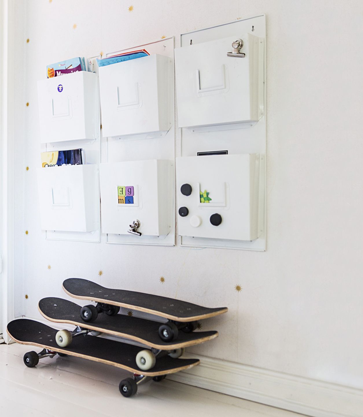 Rullalaudat on helppo napata mukaan siististä pinosta. 