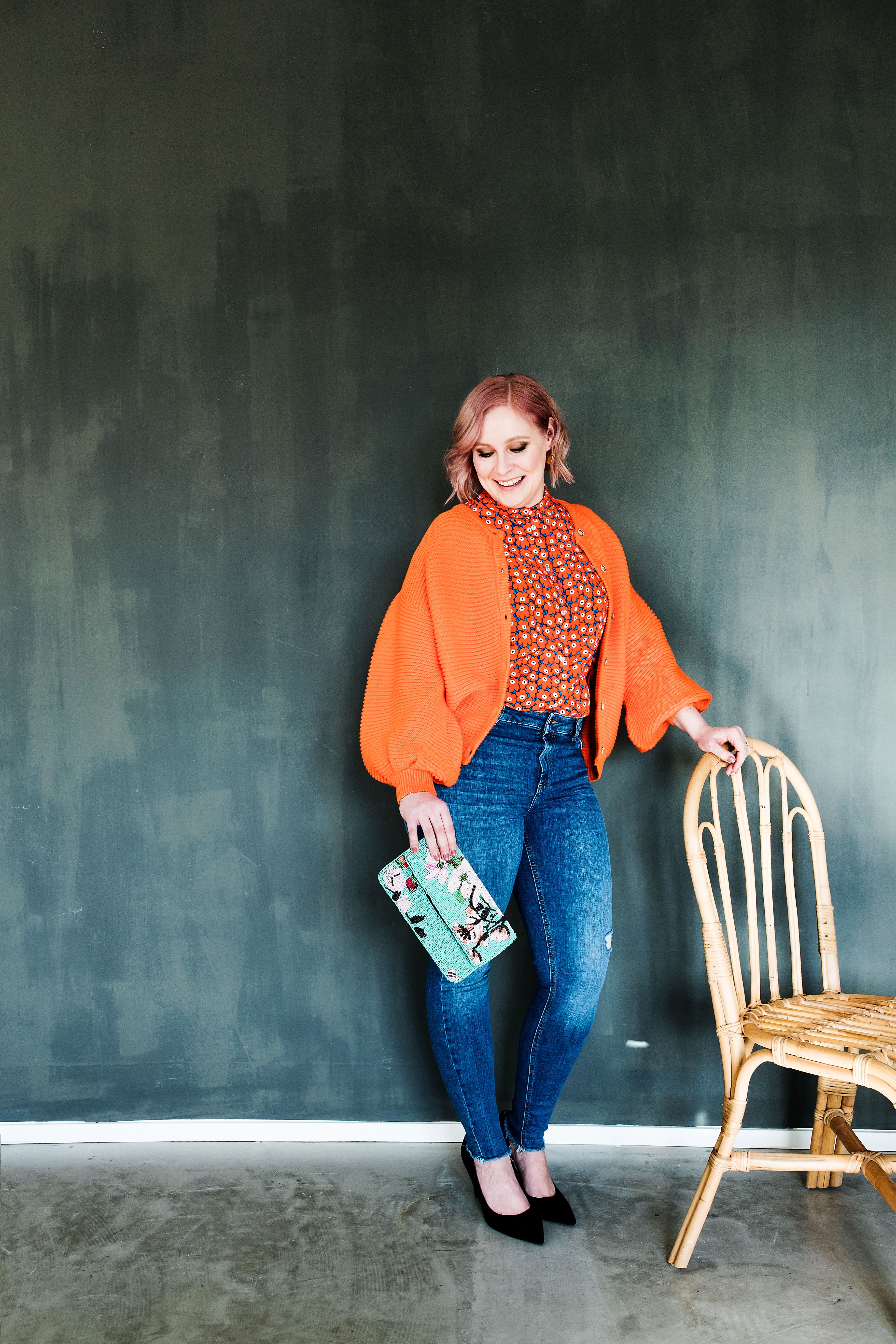 Elina Keränen on 32-vuotias rakennusinsinööri, joka asuu Vantaalla. Hän harrastaa mökkeilyä ja vapaaehtoistyötä Rekku rescue -yhdistyksessä tarjoamalla kodittomille kissoille sijaiskodin. Elinan paita 180 e, Marimekko. Neuletakki 59,99 e, Esprit. Farkut 39,99 e, Pieces. Kengät 99 e, Ellos. Laukku 99 e, Becksöndergaard.