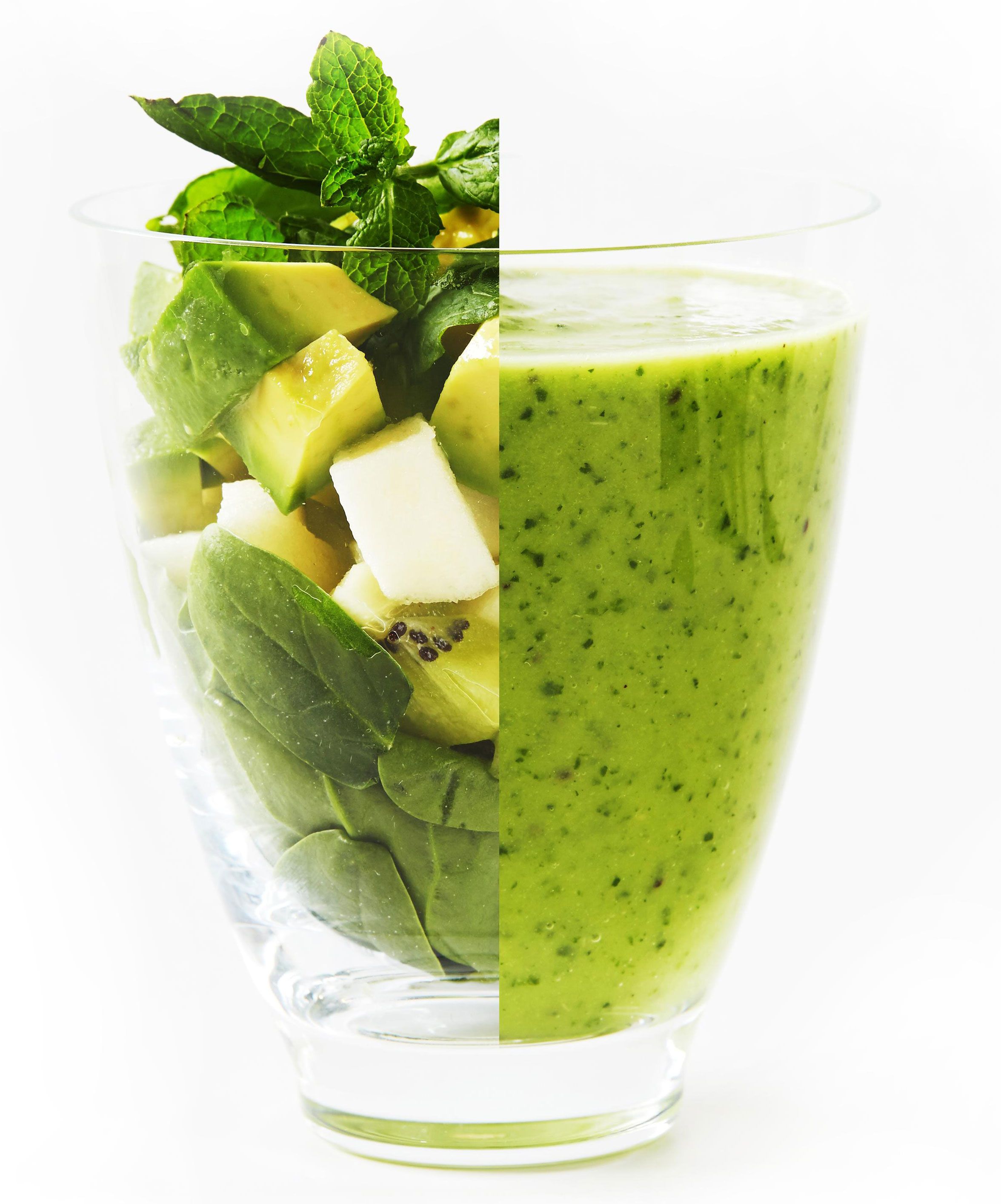 tupsu tuoretta minttua, puolikas kuutioitu avokado, kuutioitu omena, kuutioitu kiivi, kourallinen tuoretta pinaattia