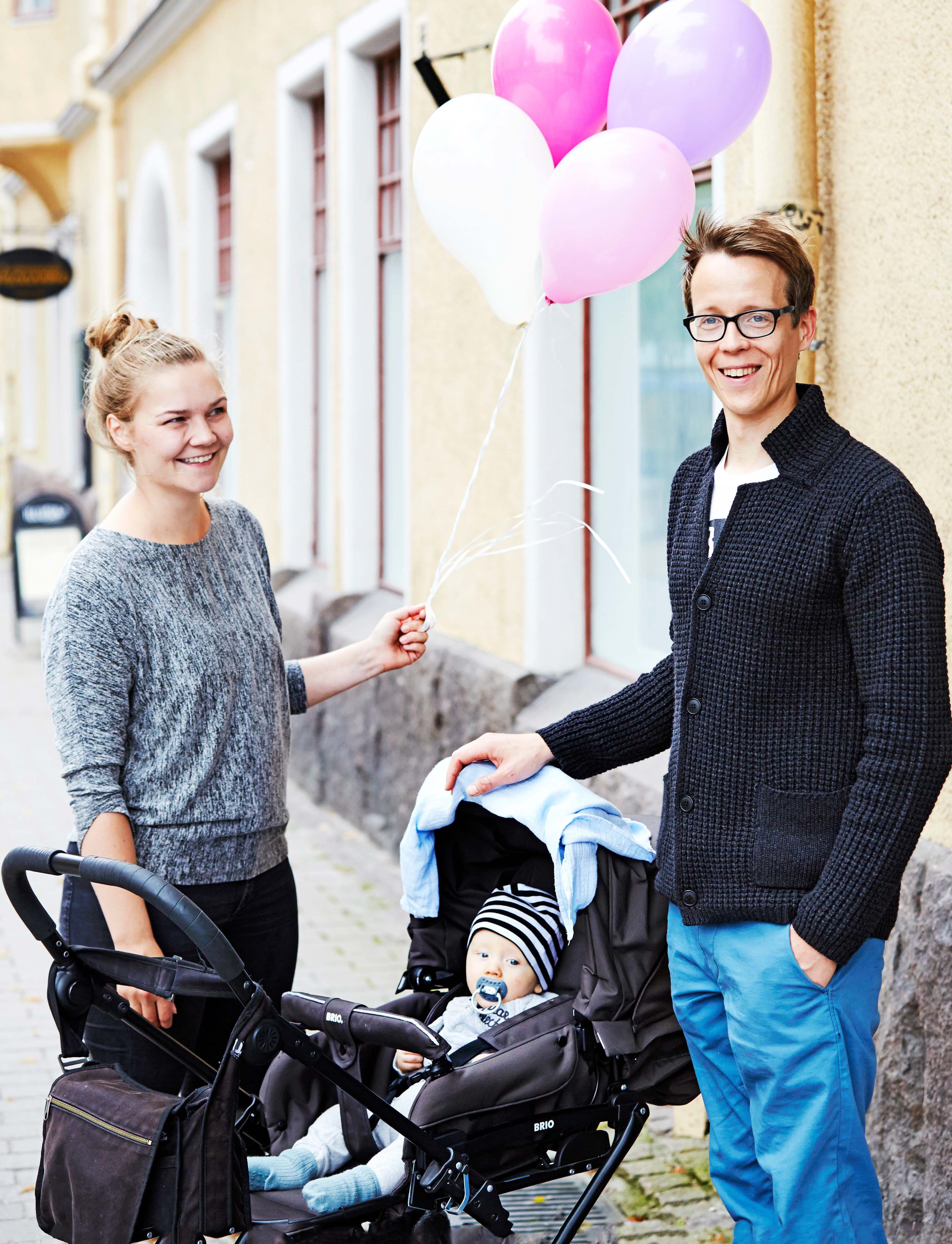 "Miten te just meidät bongasitte? Näytetäänkö me niin onnellisilta?" kysyy Ilona Laihanen, 31, Lappeenrannasta. "Viimeksi tunsin onnea äsken, kun poikamme Olavi hymyili vaunuissaan", Oskar Paakarinen, 36, sanoo.