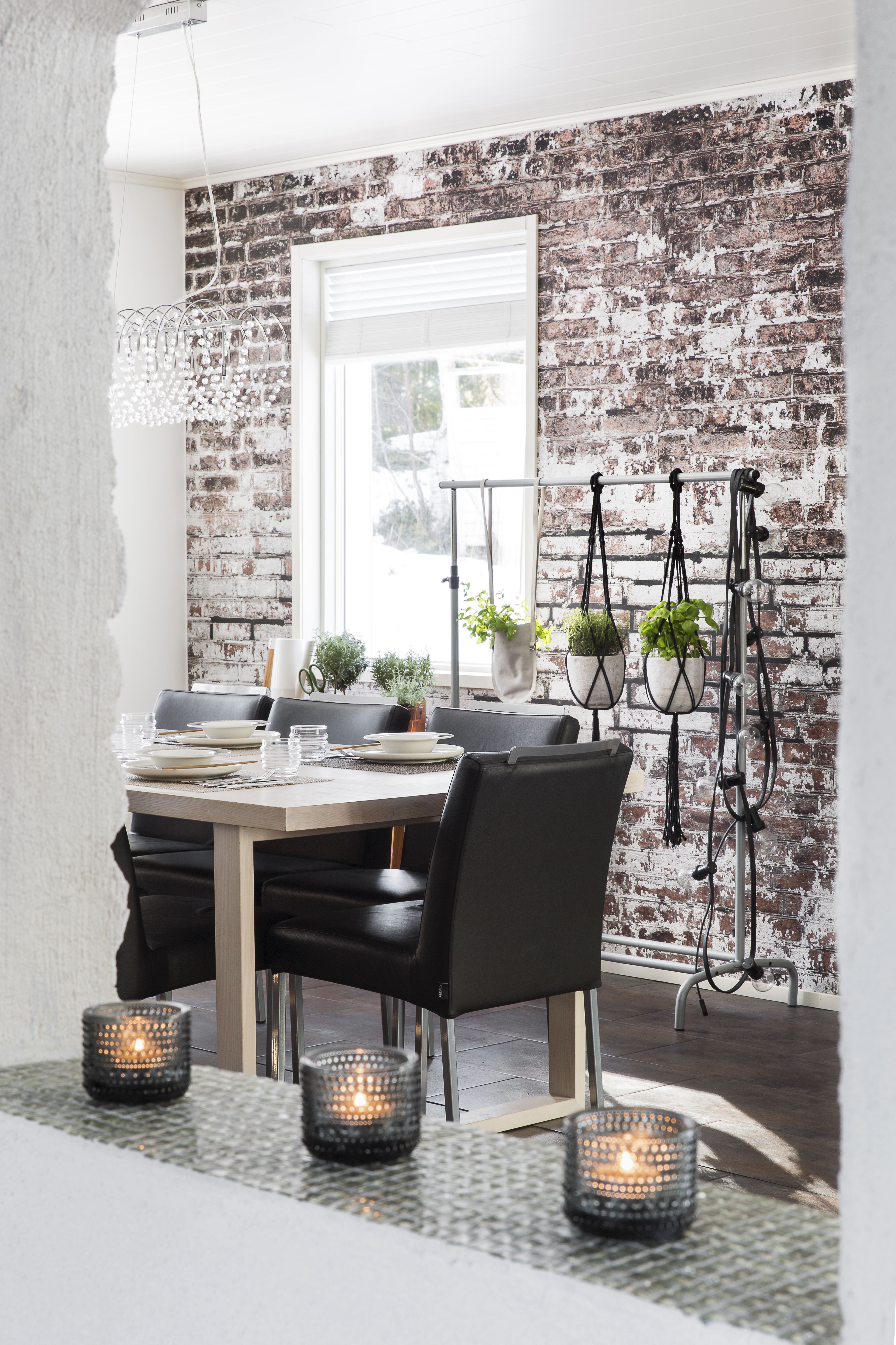 Ruokailutilaan Mirkka valitsi tapetin, joka näyttää tiiliseinältä. Se löytyi ConcreteWall-mallistosta.