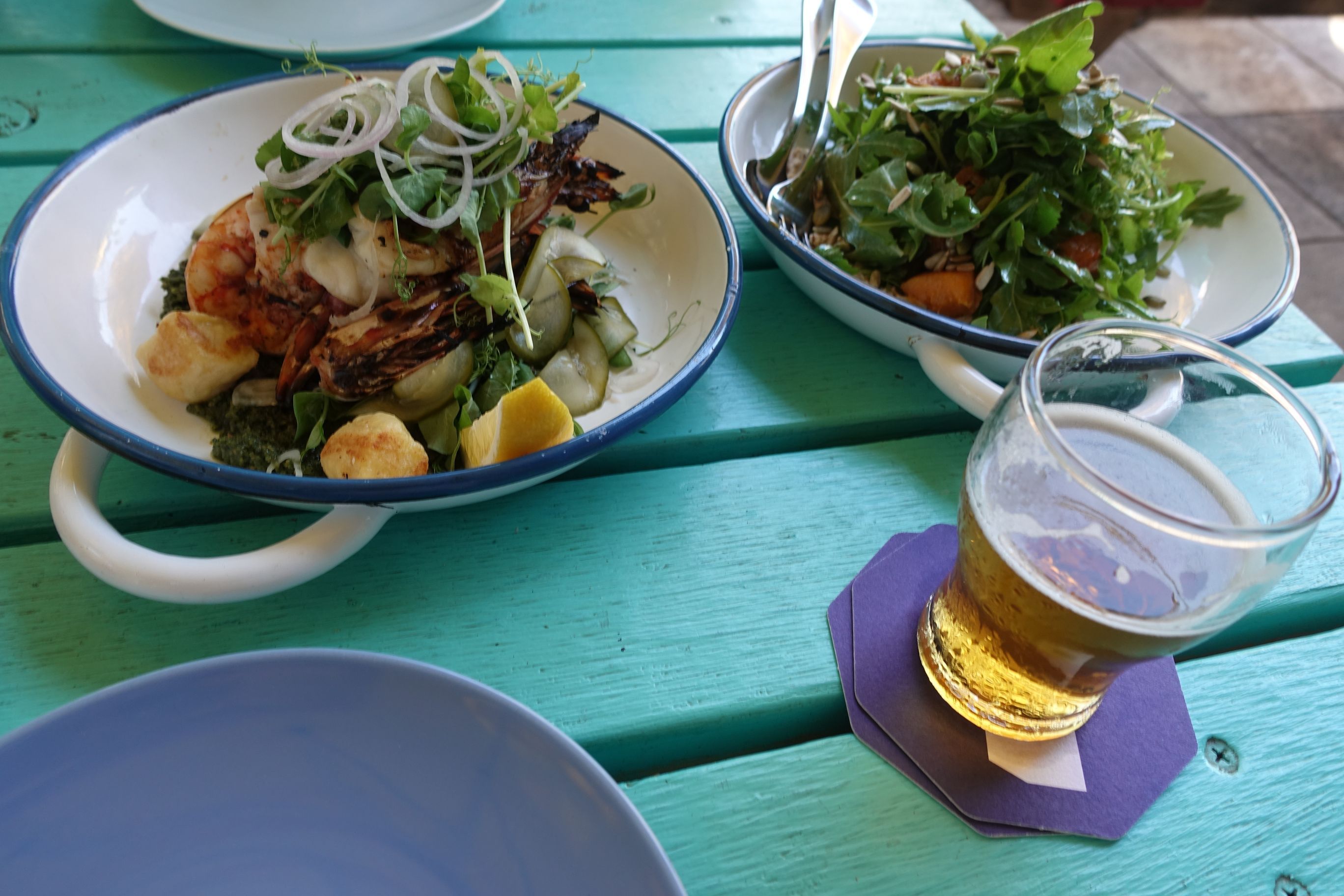 Anu suosii salaatteja. Herkullisia ja tuoreita raaka-aineita on Perthistä helppo löytää.