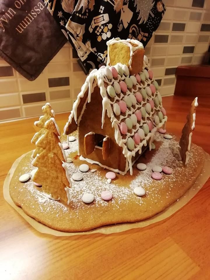 ”Tein tällaisen perinteisen joulupirtin. Tarkoitus oli antaa 2,5-vuotiaan tyttären koristella talo, mutta hän ilmoitti syövänsä mökin osat, joten apurista ei ollutkaan koristelijaksi. Ensi jouluna onnistunee jo yhteistyö.” – Maria Jaakkola