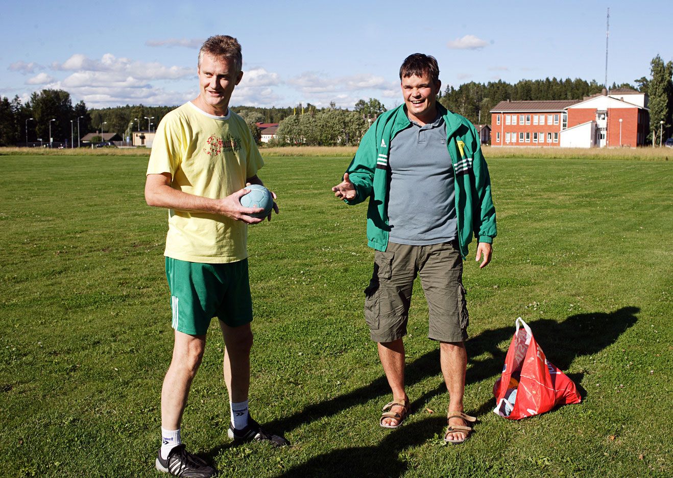Käsipallo on perheen rakas harrastus. Olen palannut valmentamaan Sjundeå IF:n junnuja, tässä Stefan Nymanin kanssa.