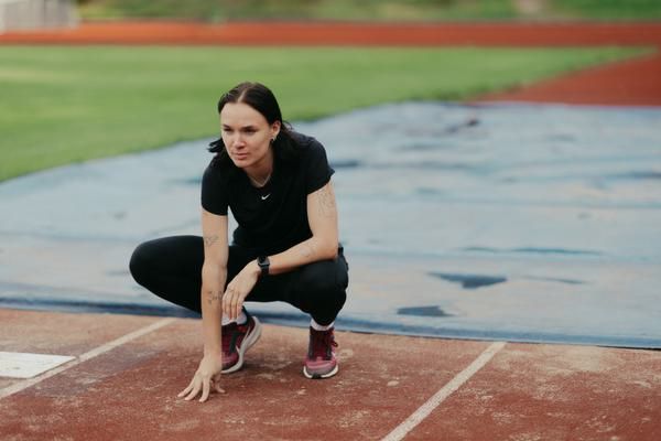 ”Urheilijoiden pitäisi saada kokonaisvaltaisempaa tukea. Sain lisää apua, kun kerroin julkisesti, että nyt menee tosi huonosti. Mutta apua kannattaisi saada jo ennen kuin kaikki on mennyt päin persettä”, Senni sanoo. 