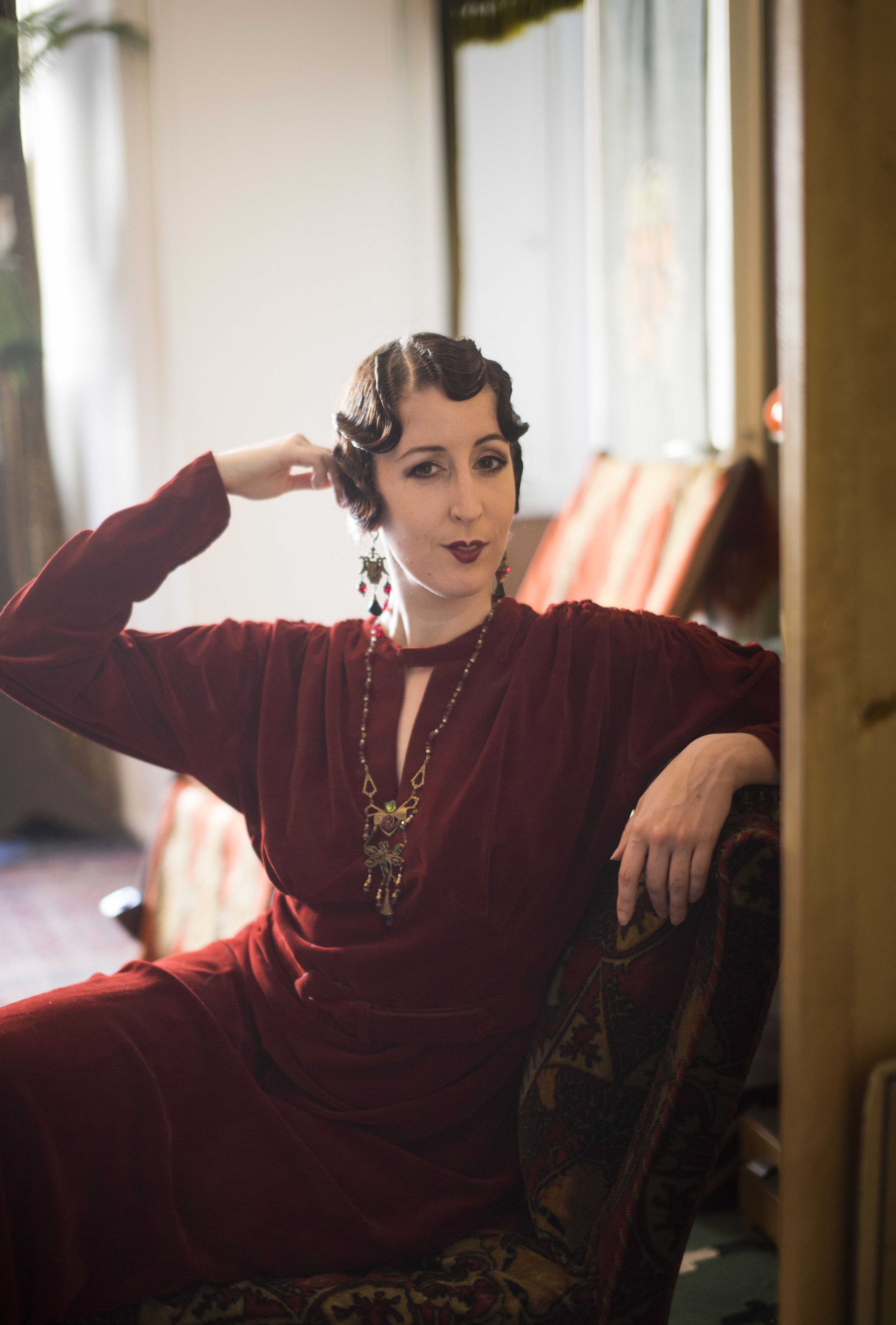 Ane pukeutui 1930-luvun iltapukuunsa viimeksi ystävänsä Kari-Paavo Kokin illallisille. Mekon kanssa hän käyttää kullanvärisiä kenkiä.